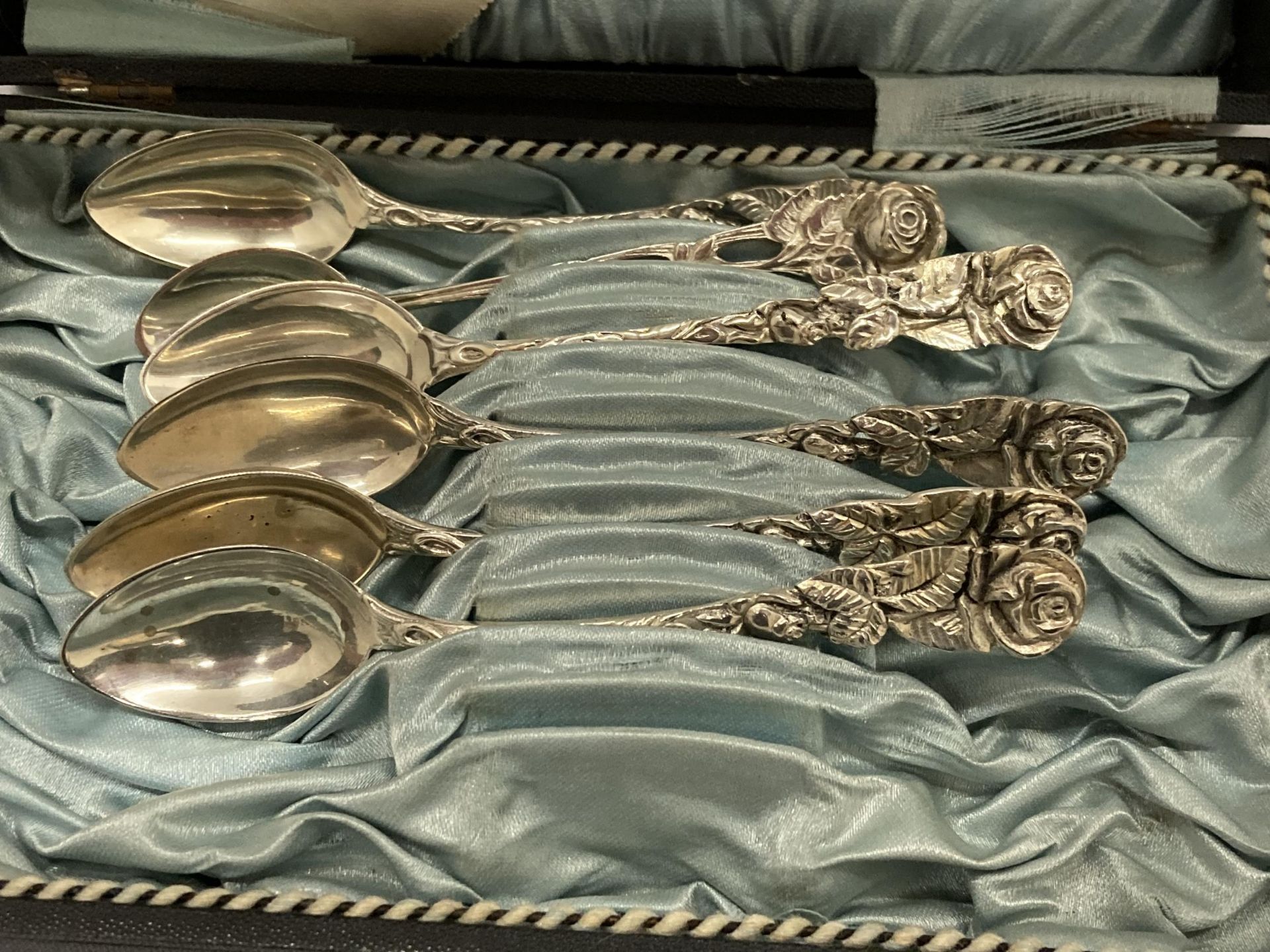 A CASED SET OF 800 GRADE CONTINENTAL SILVER TEASPOONS WITH MATCHING TONGS AND STICKS WITH FLORAL - Image 5 of 7