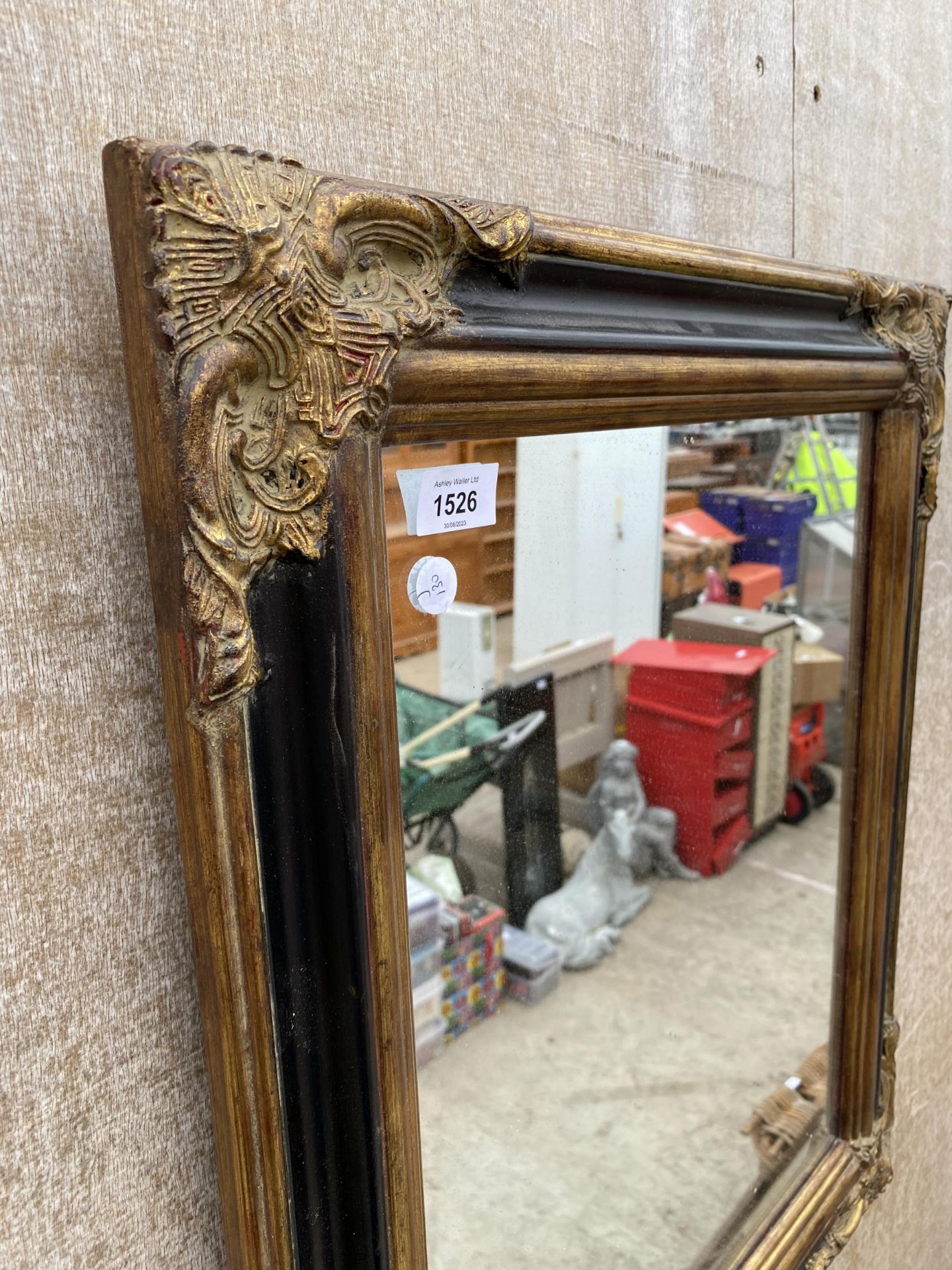 A DECORATIVE VINTAGE GILT FRAMED WALL MIRROR - Image 4 of 4