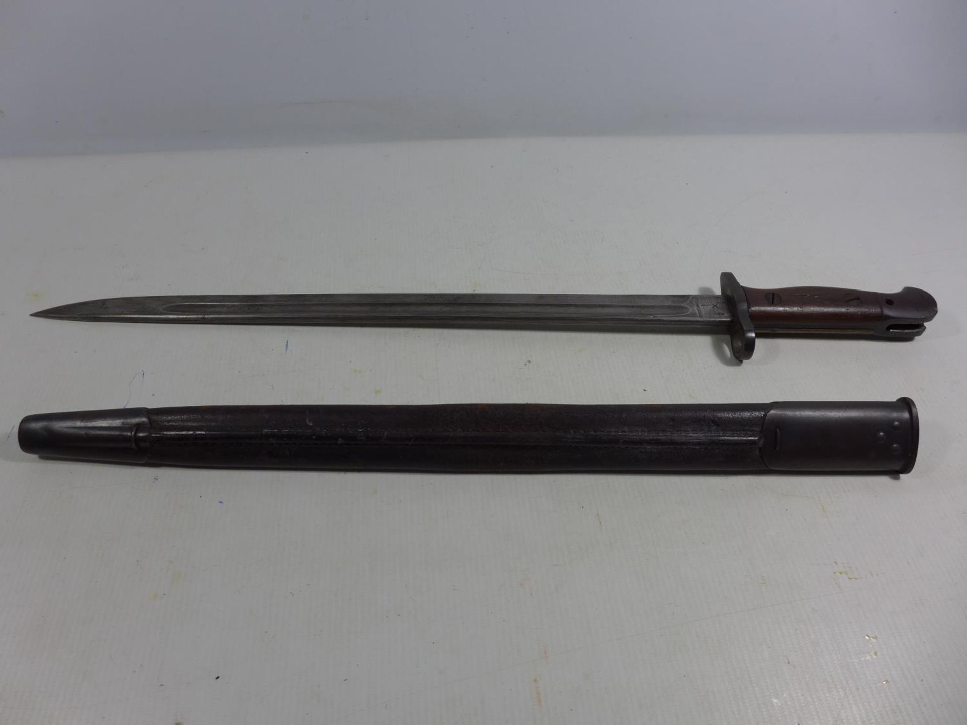 A BRITISH ARMY WORLD WAR I 1907 PATTERN BAYONET AND SCABBARD BY WILKINSON, 43CM BLADE - Image 3 of 7