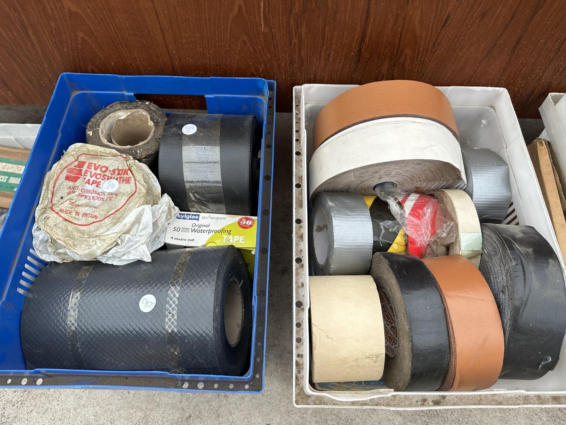 A LARGE ASSORTMENT OF TAPE AND FLASHING - Image 3 of 3