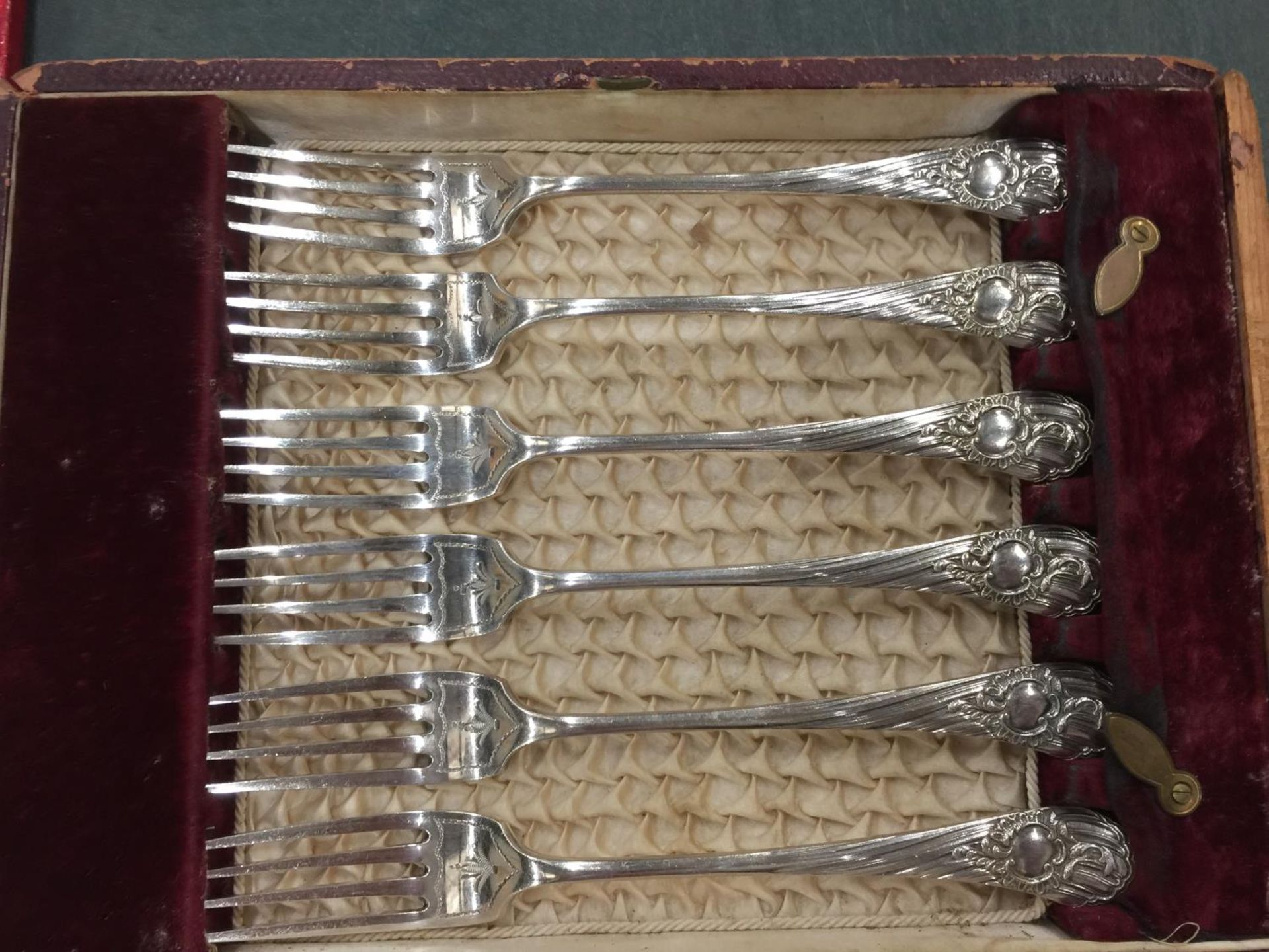 A VINTAGE BOX OF FISH KNIVES AND FORKS - Image 3 of 3