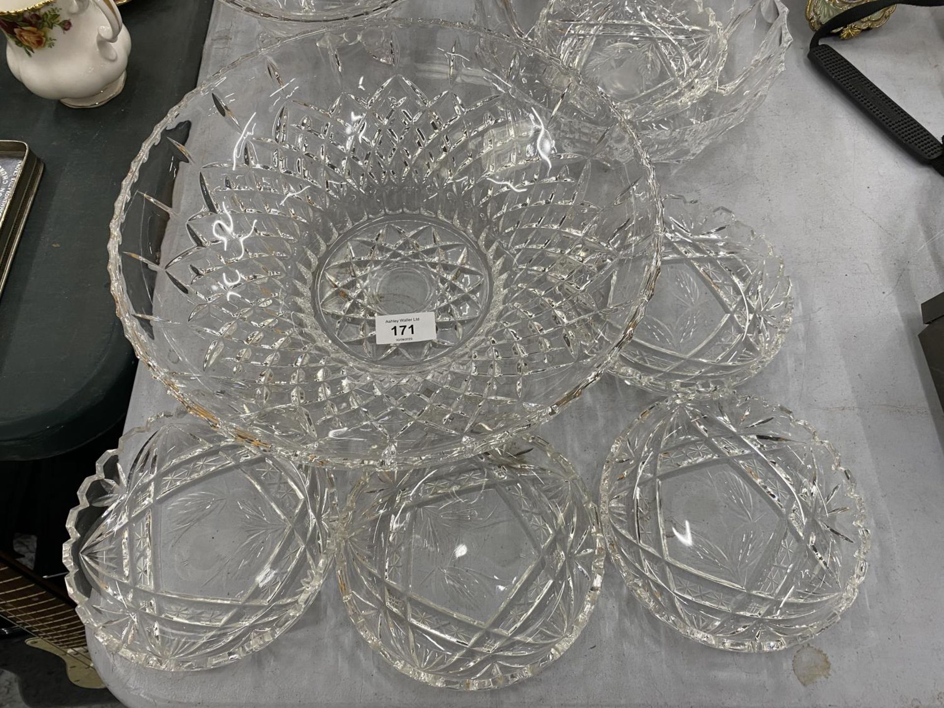 A QUANTITY OF GLASSWARE TO INCLUDE BOWLS, ETC - Image 2 of 3