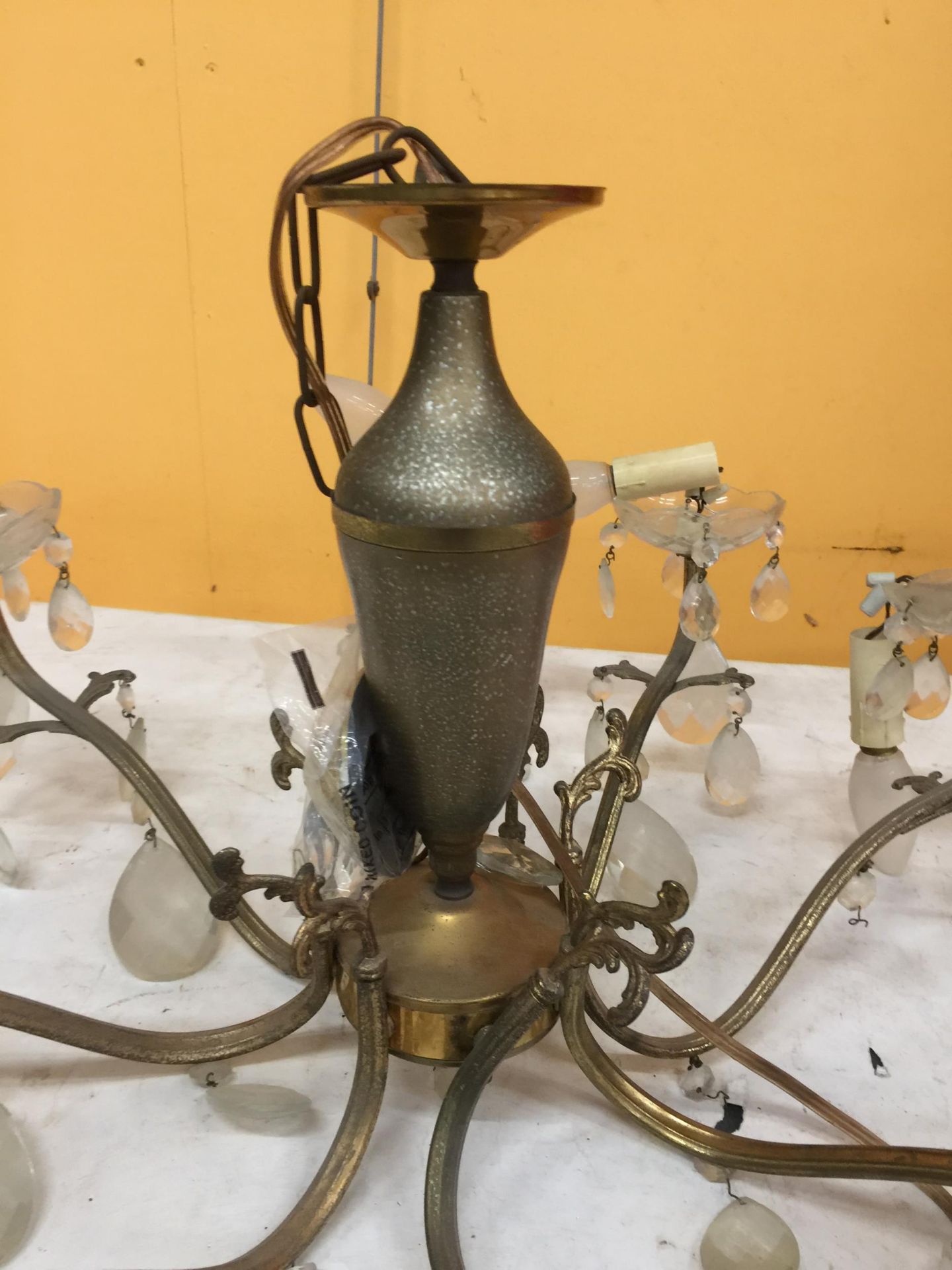 A VINTAGE GLASS AND BRASS CHANDELIER WITH GLASS DROPLETS AND CANDLE FITTINGS, DIAMETER APPROX 69CM - Bild 2 aus 4