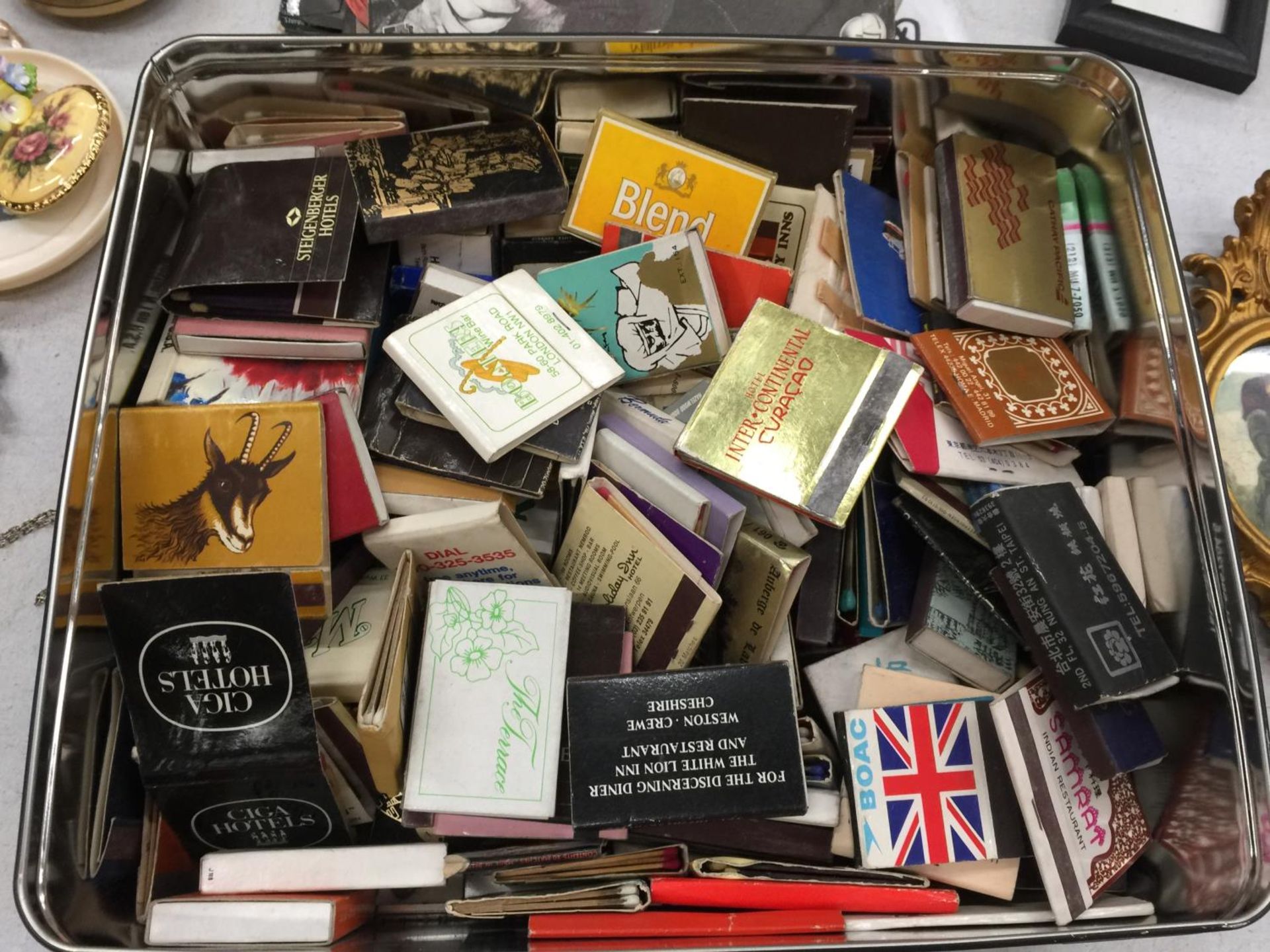 A LARGE QUANTITY OF VINTAGE MATCH BOOKS