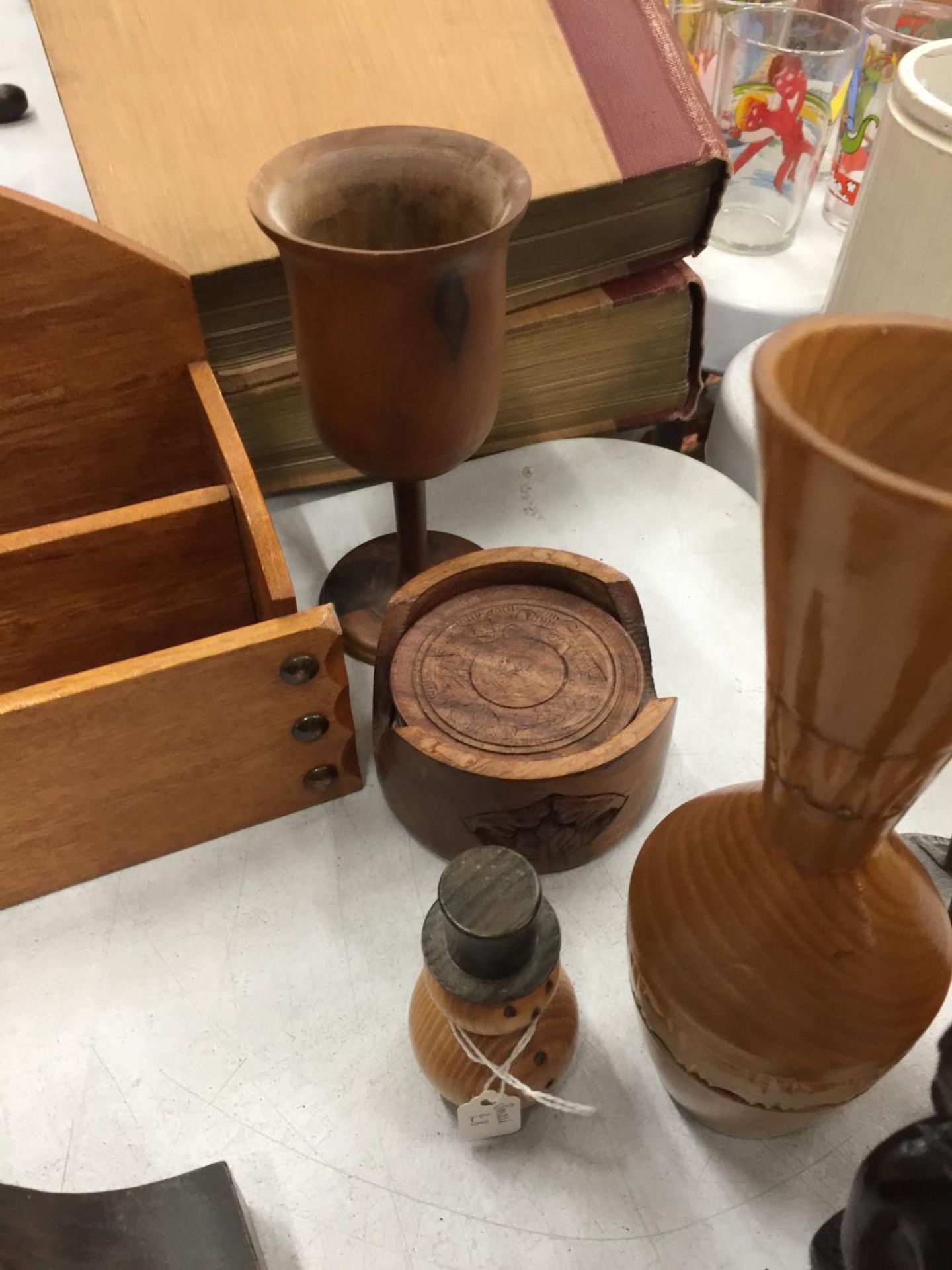 A QUANTITY OF TREEN TO INCLUDE BOOKENDS, CLOCK, FIGURES, LETTER HOLDER, ETC., - Bild 5 aus 5