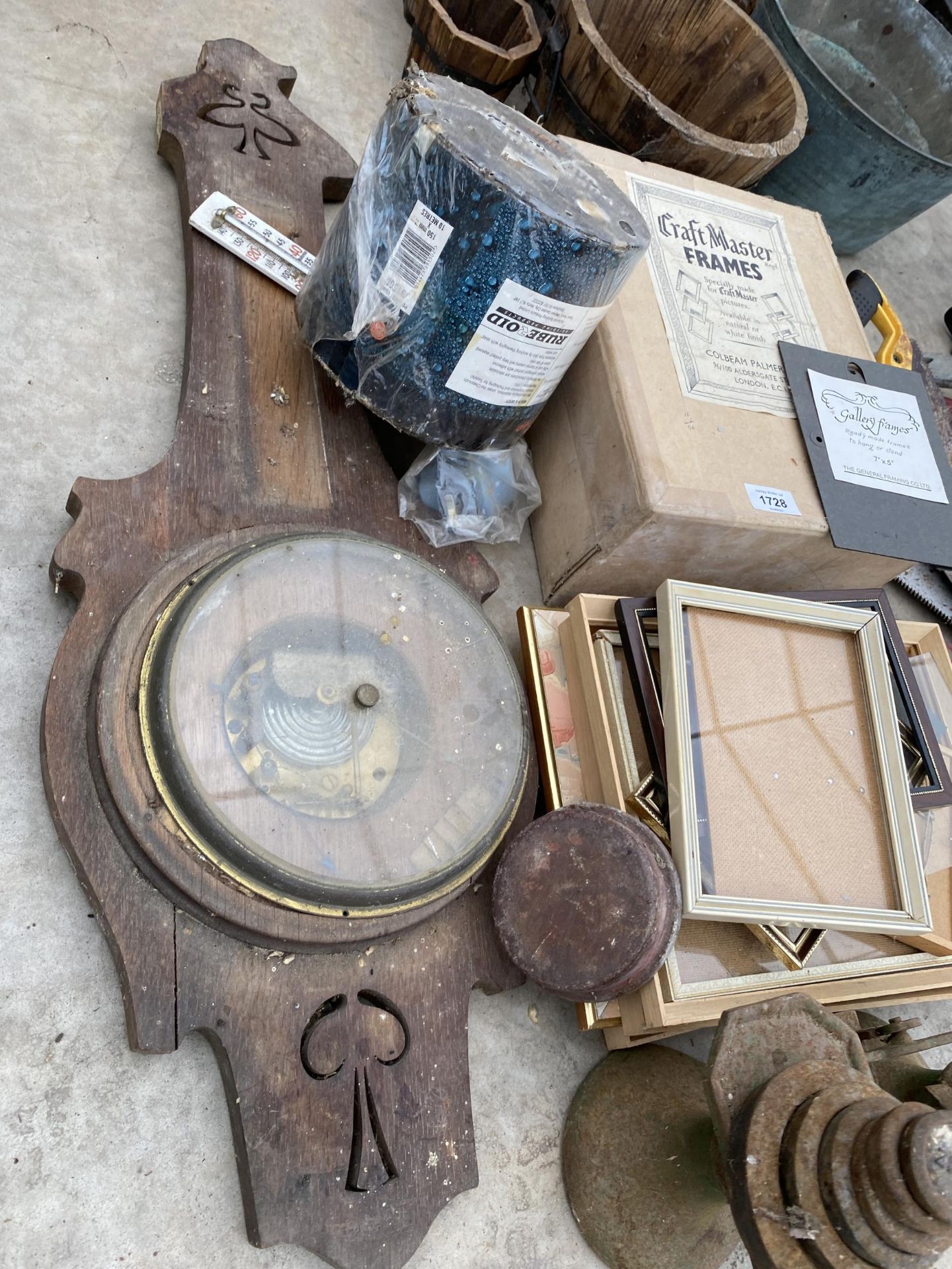 AN ASSORTMENT OF ITEMS TO INCLUDE PICTURE FRAMES AND A SET OF SCALES ETC - Image 5 of 5