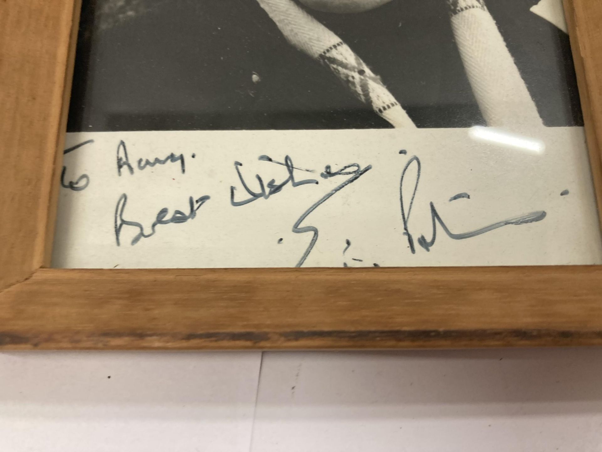 A SIGNED PHOTOGRAPH OF ERIC PORTER (8TH APRIL 1928 - 15TH MAY 1995) BRITISH ACTOR OF STAGE, FILM AND - Image 3 of 3