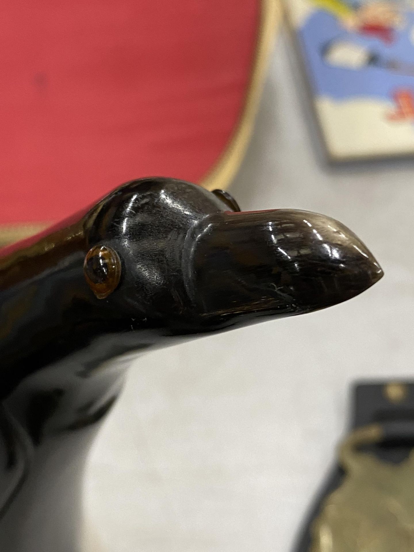 A CARVED HORN FIGURE OF A PENGUIN, HEIGHT 20CM - Bild 4 aus 4