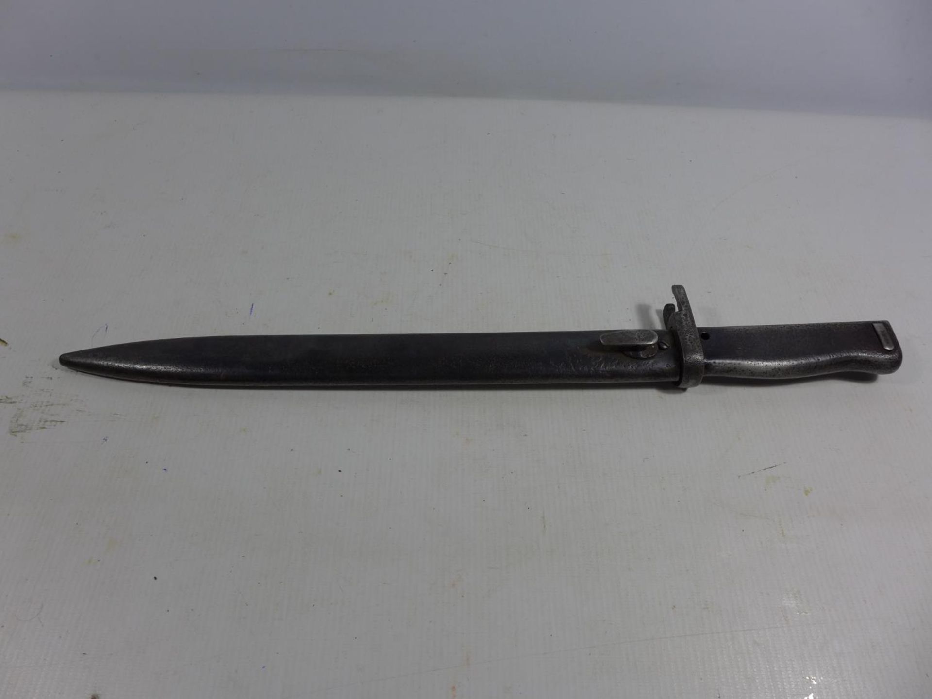 AN IMPERIAL GERMAN WORLD WAR I ERSATZ BAYONET AND SCABBARD, 31CM BLADE - Bild 7 aus 8