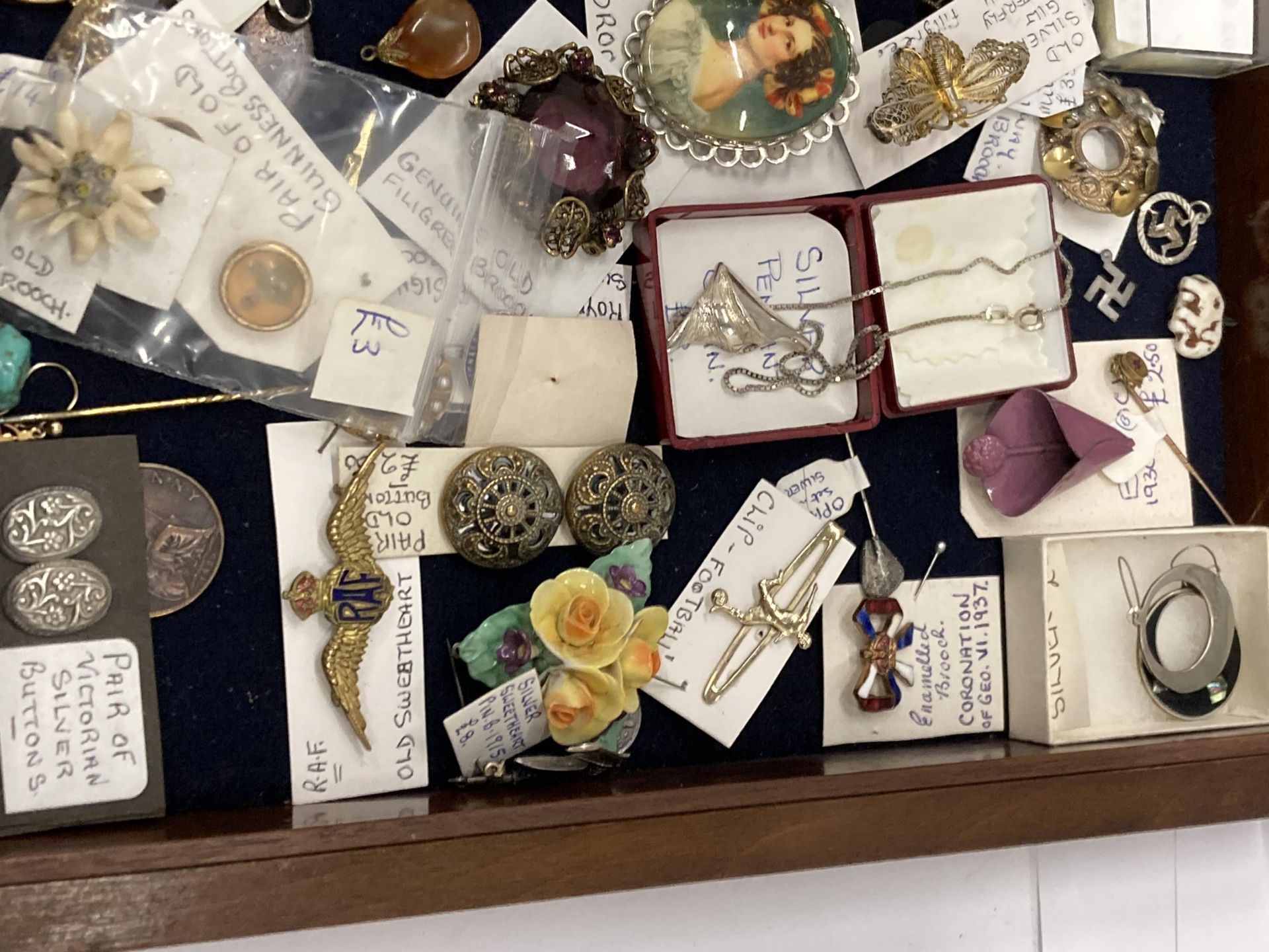 A VINTAGE OAK TABLE TOP JEWELLERY DISPLAY CASE WITH ASSORTED JEWELLERY, BOXED ITEMS, FILIGREE BELT - Image 4 of 4