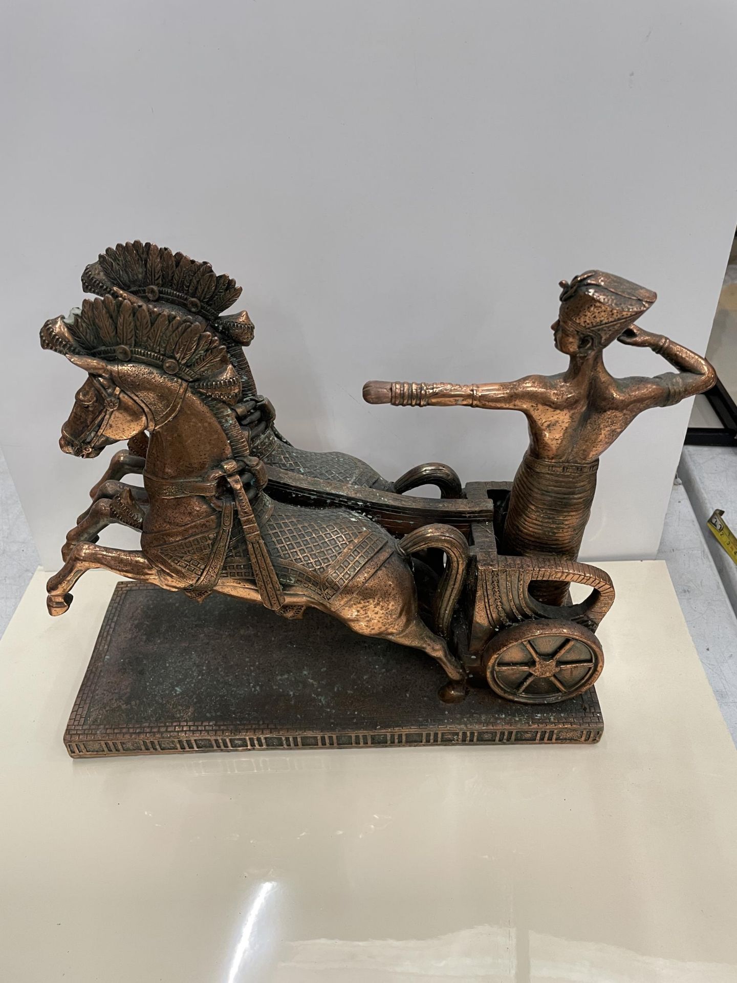 A COPPER EFFECT HORSE AND CHARIOT MODEL, HEIGHT 27CM - Bild 3 aus 4