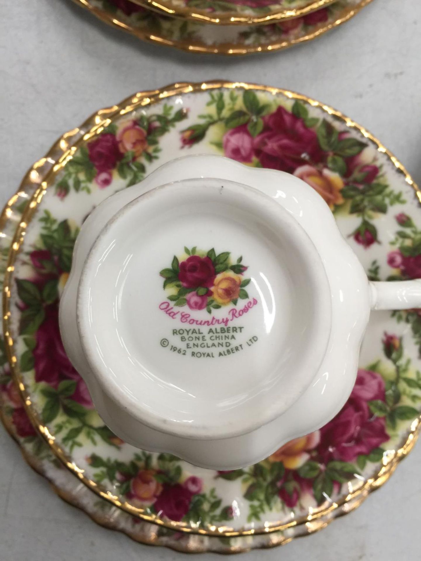 A LARGE QUANTITY OF ROYAL ALBERT 'OLD COUNTRY ROSES' TEAWARE TO INCLUDE TWO TEAPOTS, CAKE PLATES, - Image 3 of 3