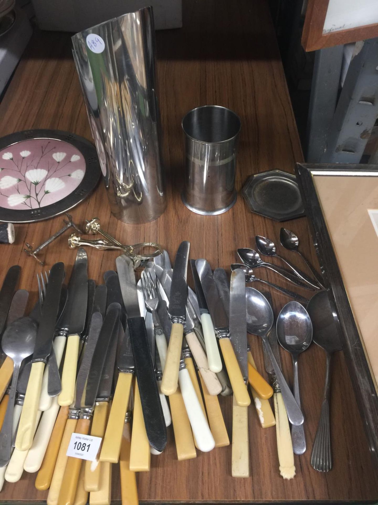 A QUANTITY OF VINTAGE FLATWARE, CORKSCREWS, STAINLESS STEEL MILK JUG, ETC - Bild 3 aus 3