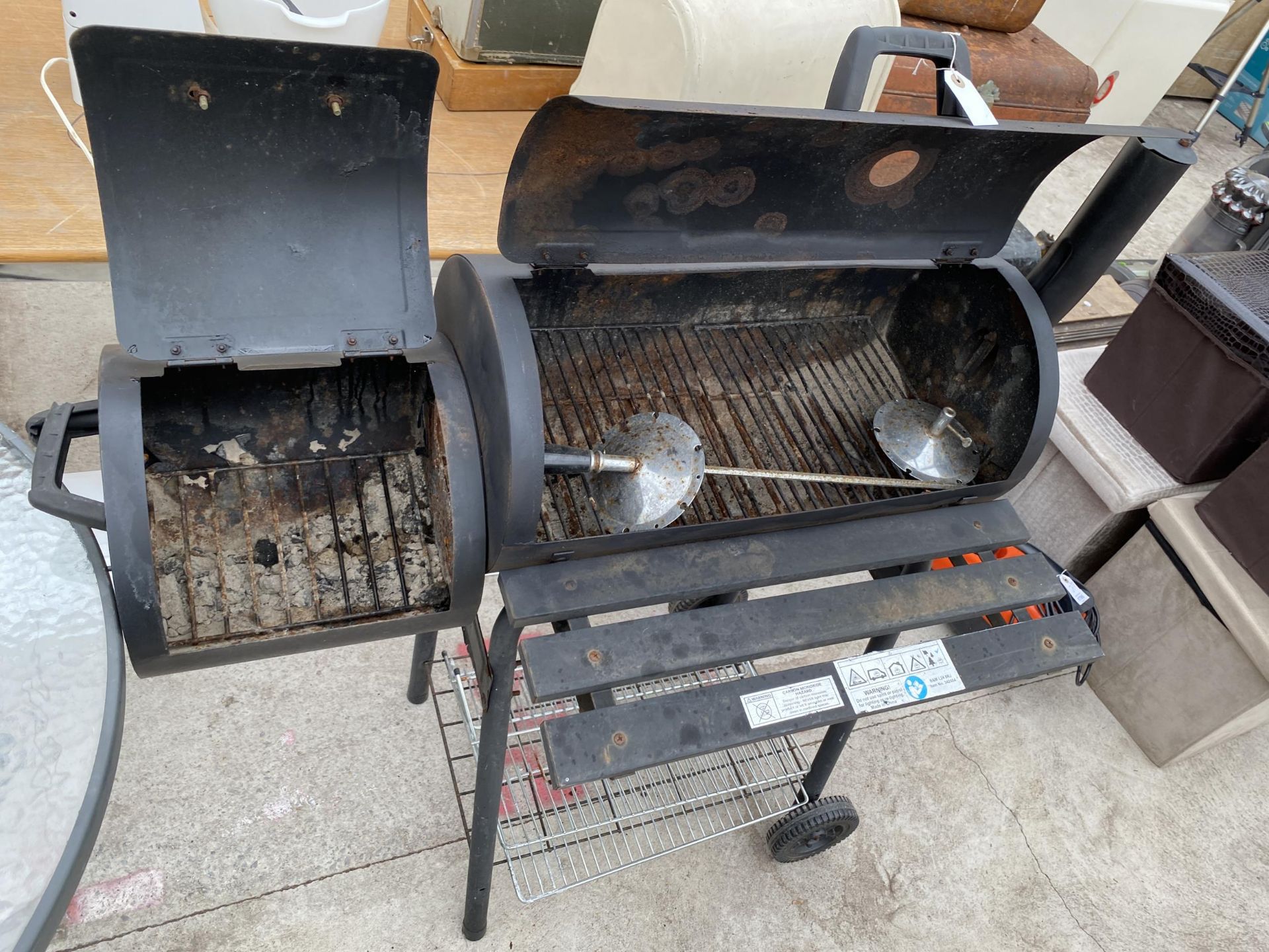 A CHARCOAL BBQ AND A GLASS TOPPED PATIO TABLE - Bild 4 aus 4