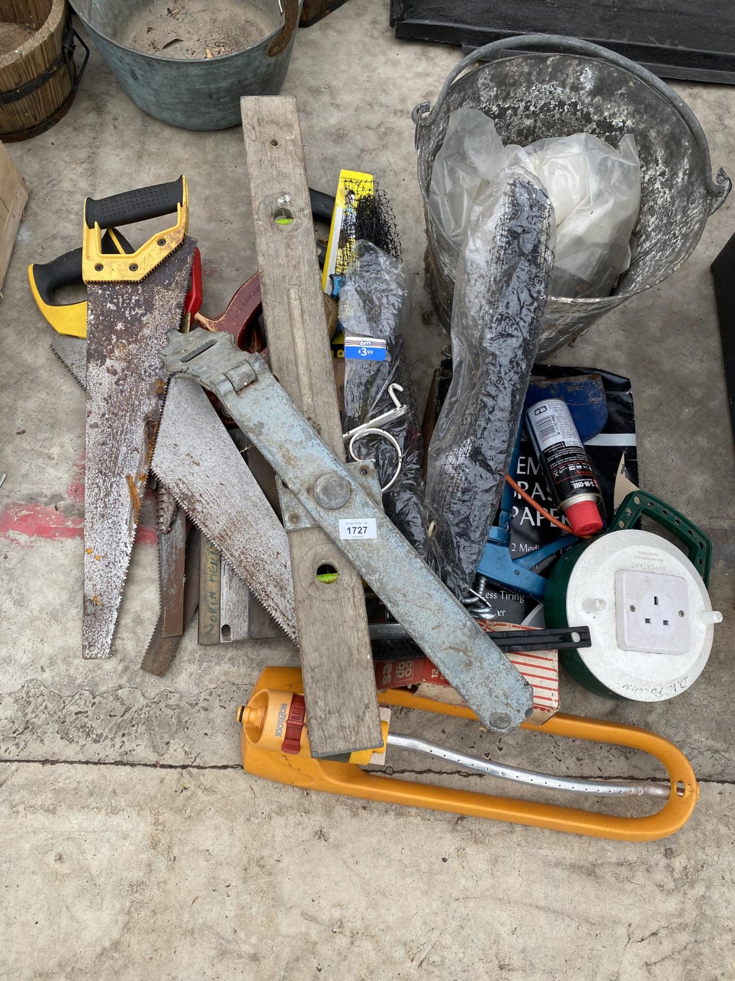 AN ASSORTMENT OF TOOLS TO INCLUDE A GATE LATCH, A GALVANISED BUCKET AND SAWS ETC