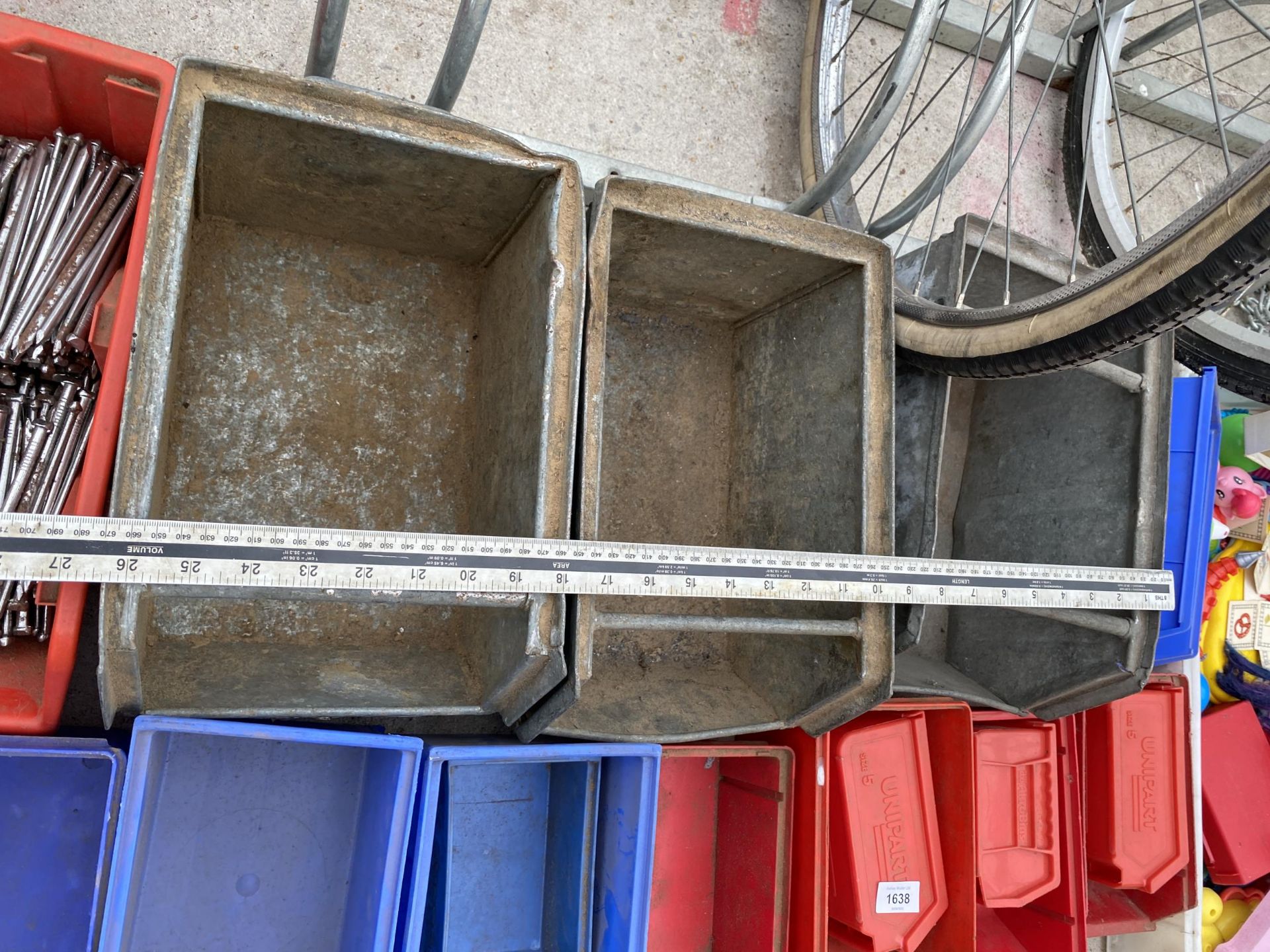 AN ASSORTMENT OF PLASTIC AND GALVANISED STORAGE LIN BINS, AN ASSORTMENT OF METAL PIPE FITTINGS AND A - Image 3 of 3