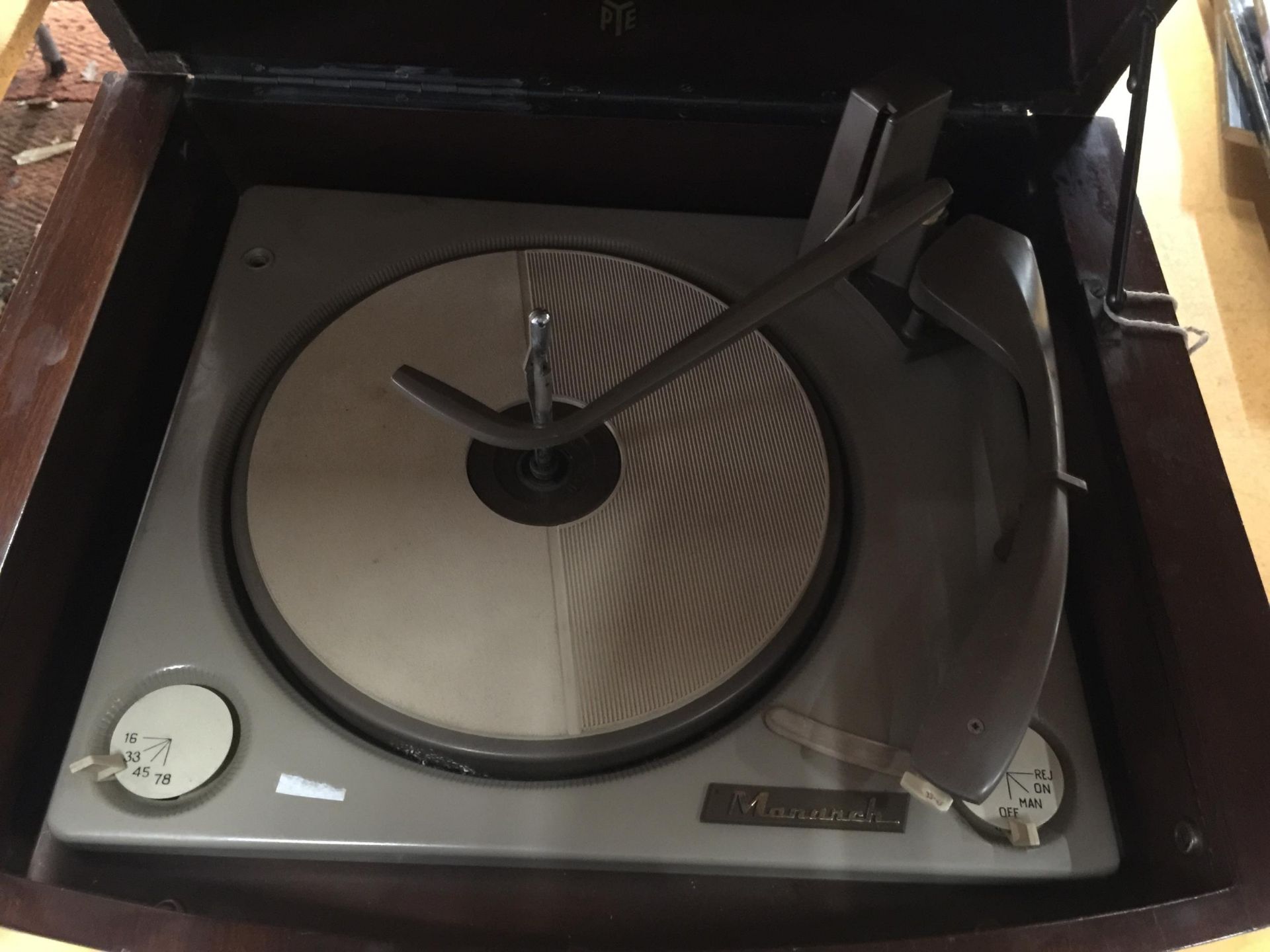 A 1950'S PYE BLACK BOX STEREO RECORD PLAYER WITH MONARCH TURNTABLE IN A MAHOGANY CASE - Bild 3 aus 3