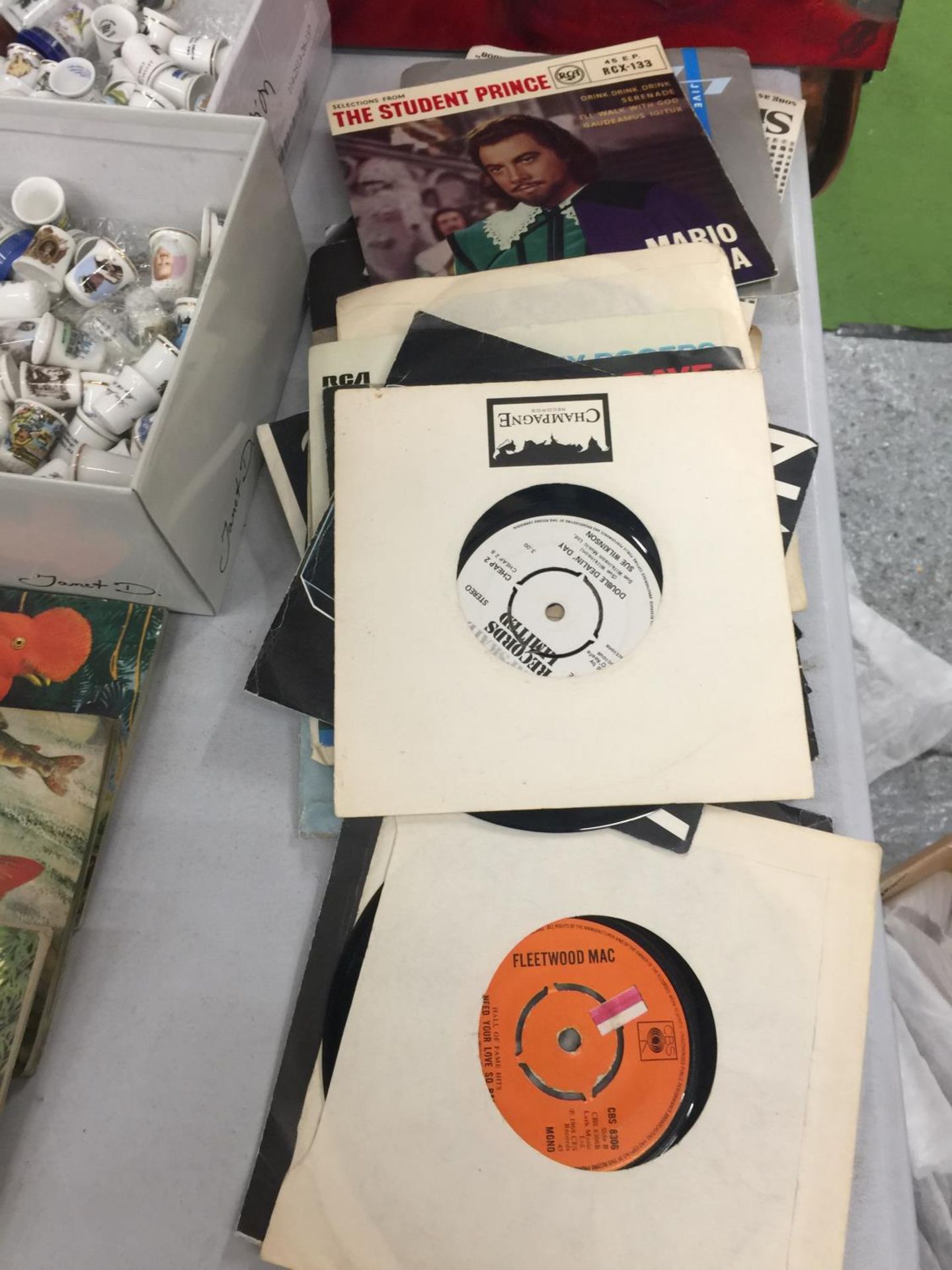 A QUANTITY OF 45RPM VINYL SINGLE RECORDS TO INCLUDE ROD STEWART, JONA LEWIE, FLEETWOOD MAC, CLIFF - Image 2 of 3