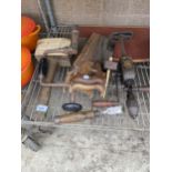 AN ASSORTMENT OF VINTAGE HAND TOOLS TO INCLUDE SAWS, A BRACE DRILL AND AN IXION DRILL ETC