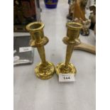 A SMALL PAIR OF HEAVY BRASS CANDLESTICKS, HEIGHT 13CM