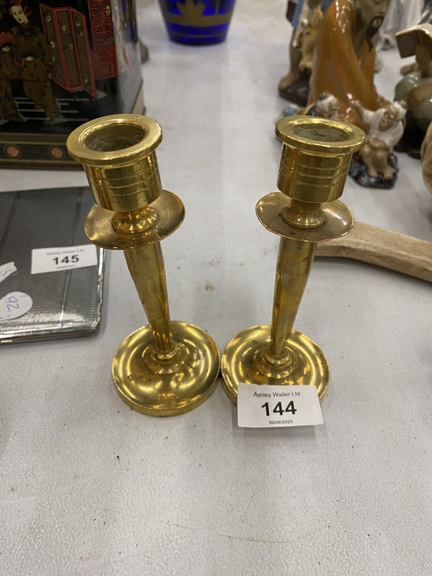 A SMALL PAIR OF HEAVY BRASS CANDLESTICKS, HEIGHT 13CM