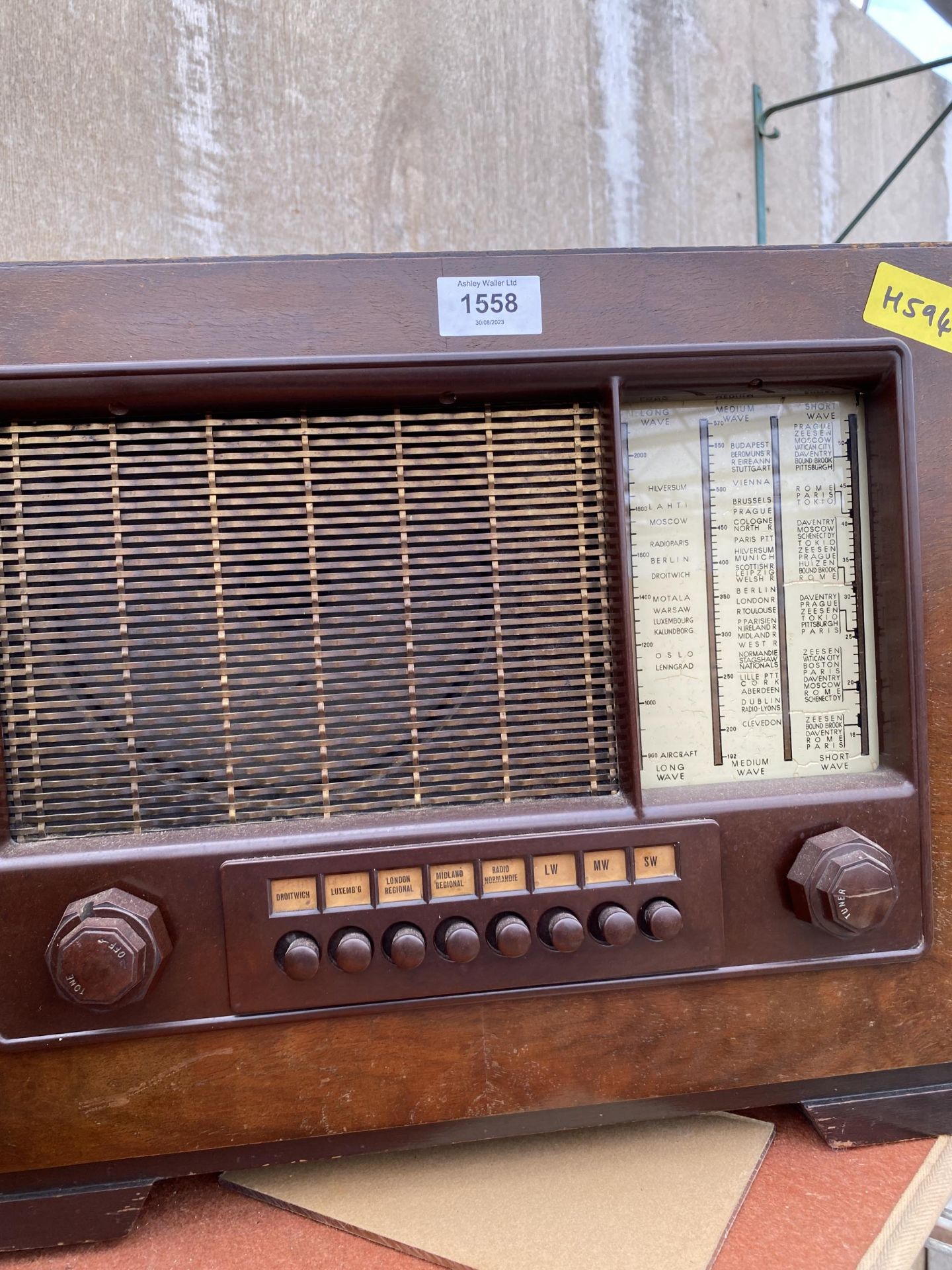 A VINTAGE HIS MASTERS VOICE VALVE RADIO - Bild 2 aus 3