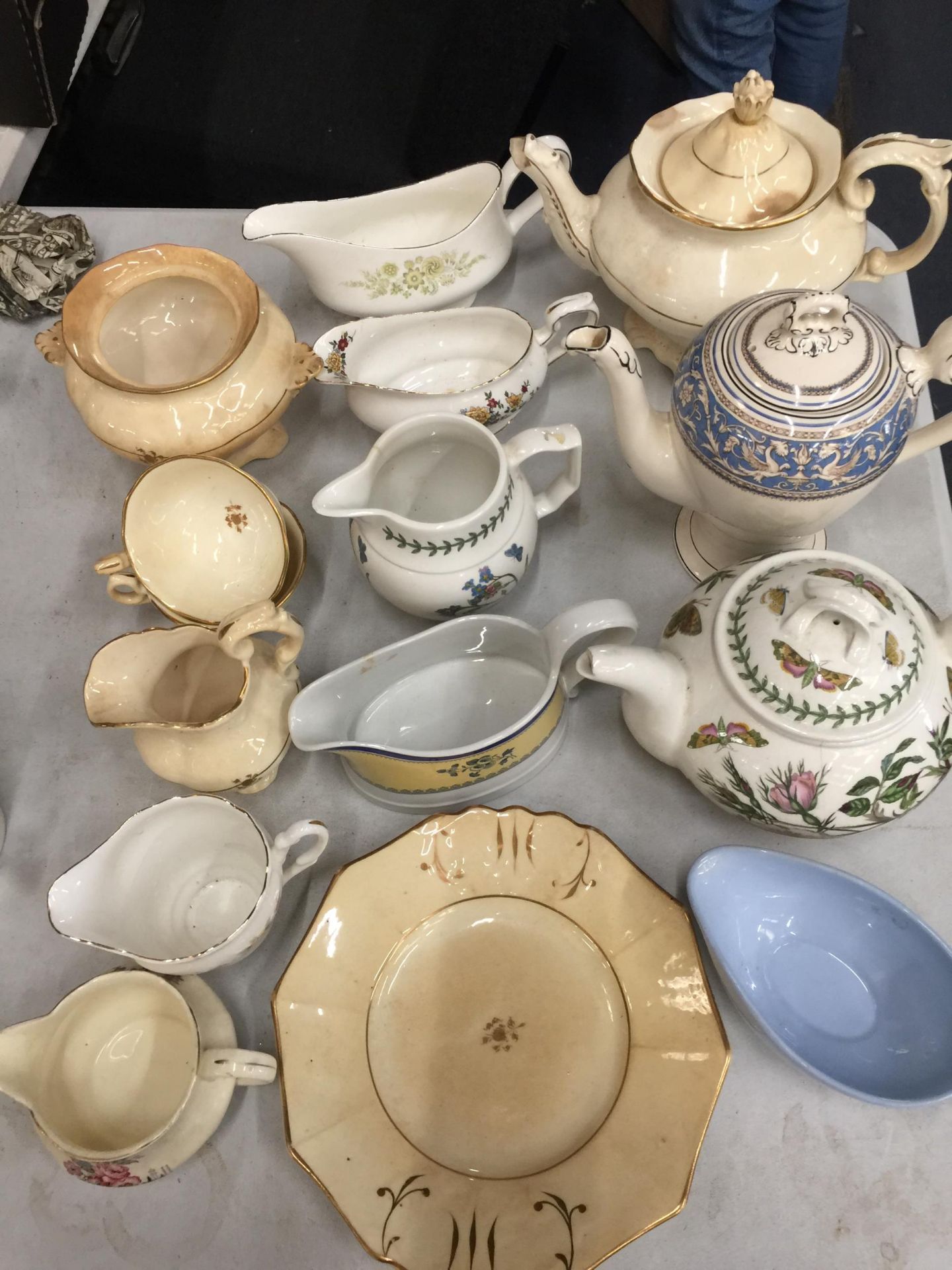 A MIXED LOT OF CERAMICS TO INCLUDE PORTMEIRION TEAPOT ETC