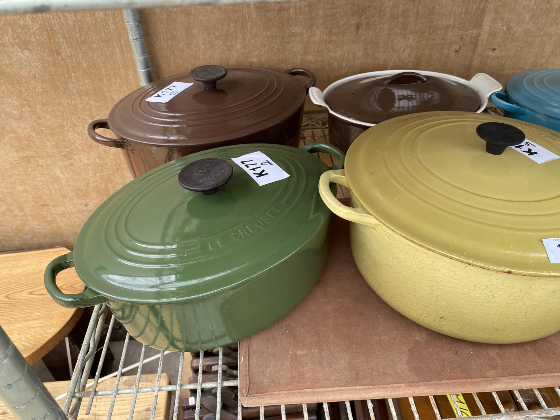 AN ASSORTMENT OF COLOURED LE CREUSET PANS TO INCLUDE CASAROLE DISHES AND FRYING PANS ETC - Bild 3 aus 3