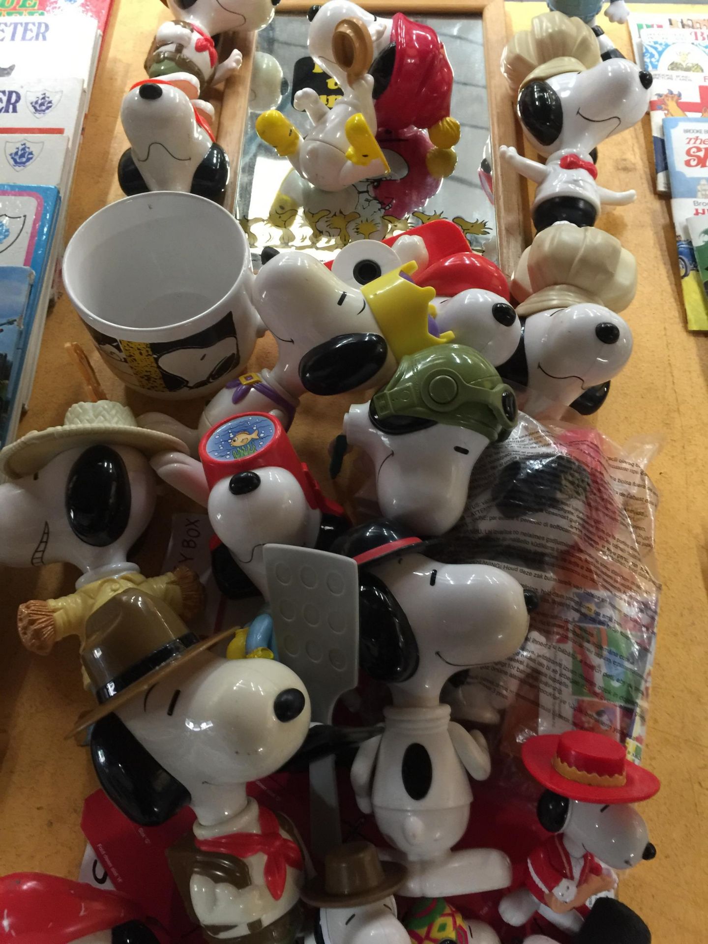 A COLLECTION OF SNOOPY TOYS, MIRROR ETC - Image 3 of 3