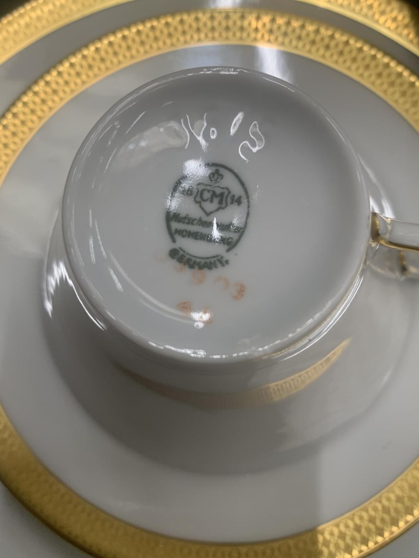 A CHINA PART TEASET IN WHITE WITH GILD TO THE RIMS TO INCLUDE A SUGAR BOWL, CUPS, SAUCERS AND SIDE - Image 4 of 4