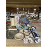 A MIXED LOT TO INCLUDE CERAMIC BOWLS, PLATES, TRINKET BOXES, ETC PLUS A GREEN METAL BOWL, PEWTER