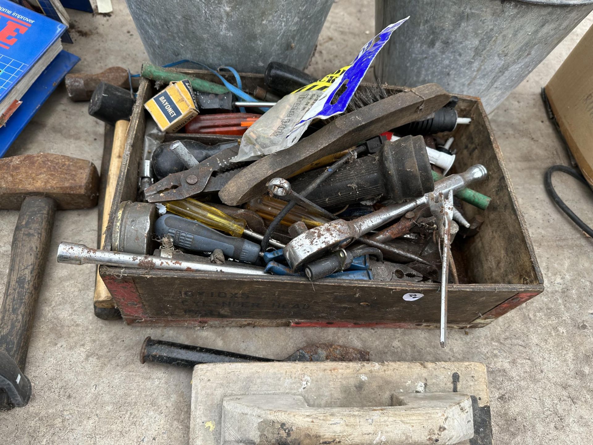 AN ASSORTMENT OF ITEMS TO INCLUDE HAND TOOLS AND TWO GALVANISED BUCKETS ETC - Bild 3 aus 4