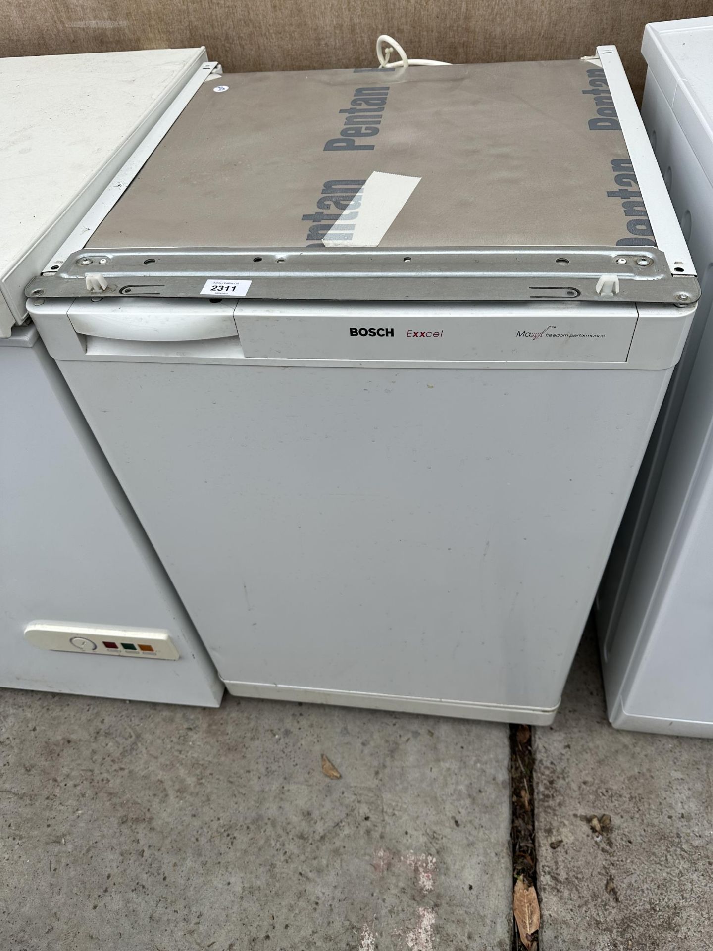 A WHITE BOSCH UNDERCOUNTER FRIDGE