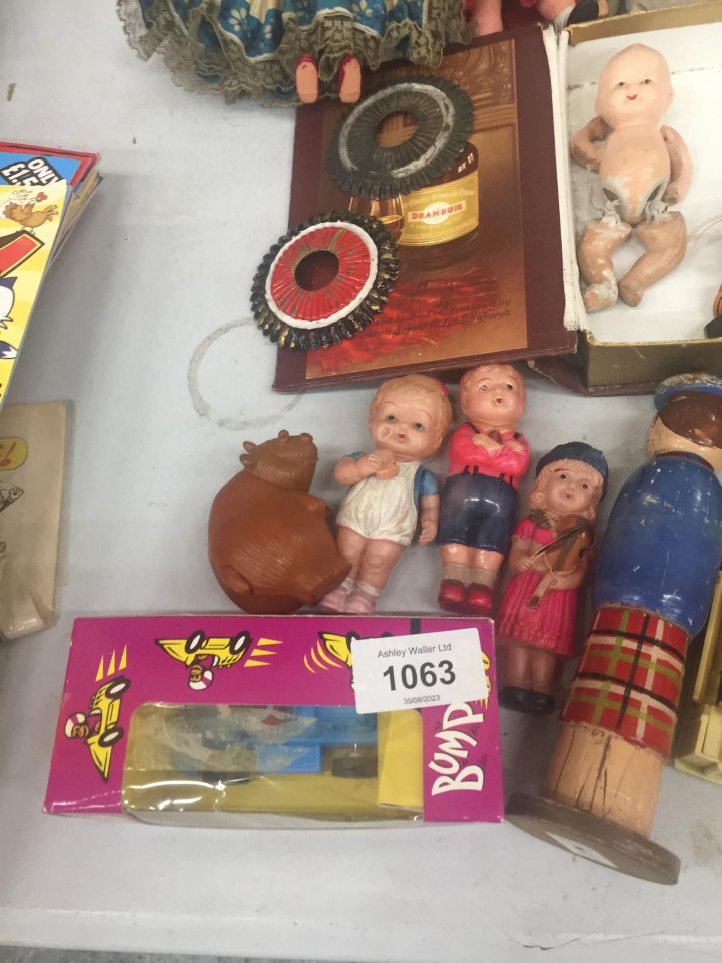 A COLLECTION OF SMALL VINTAGE DOLLS TO INCLUDE PORCELAIN, PLASTIC AND WOOD WITH TRADITIONAL COSTUMES - Image 2 of 4