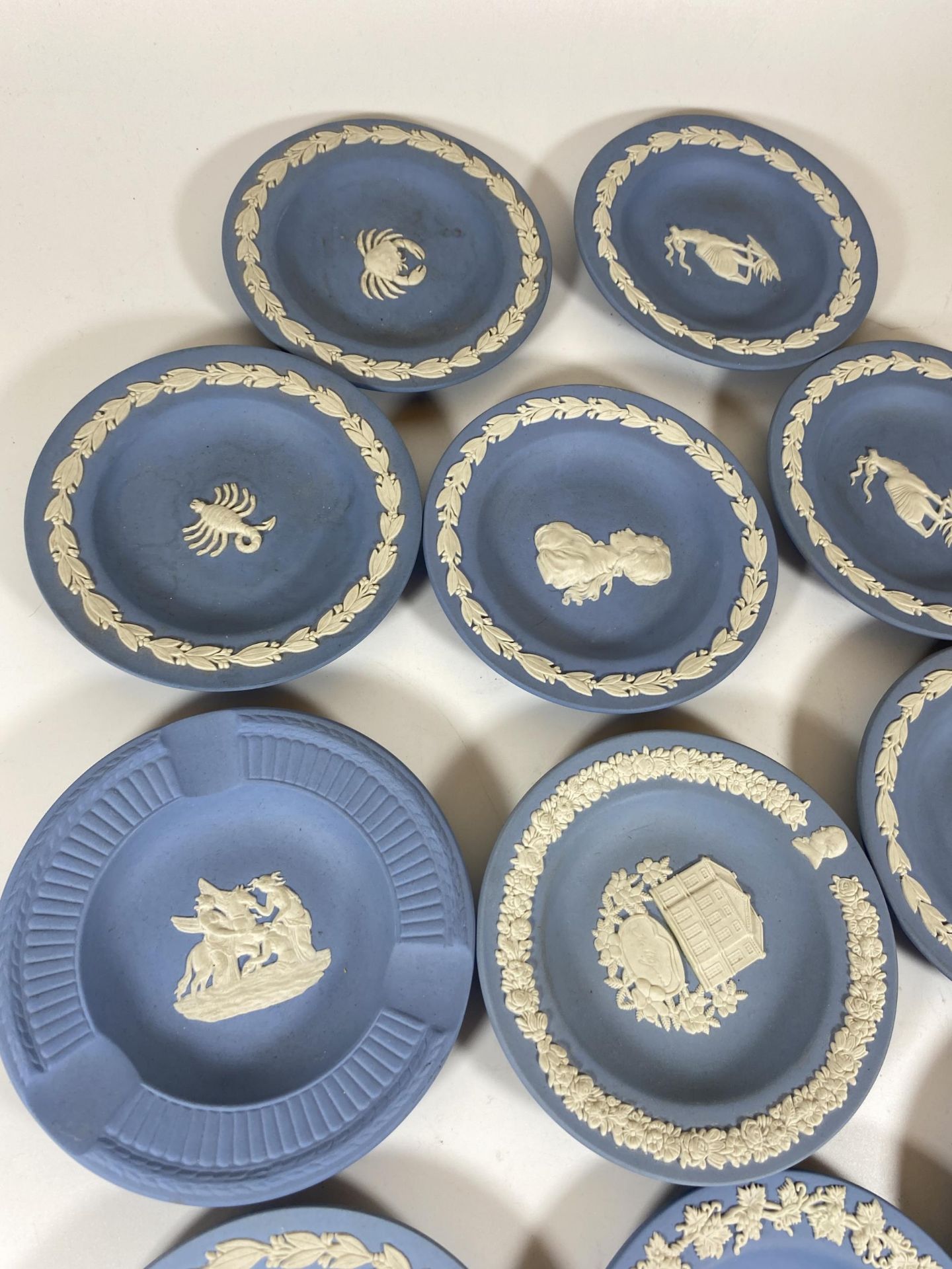 A GROUP OF ELEVEN WEDGWOOD JASPERWARE PIN DISHES / TRAYS TO INCLUDE WILDLIFE COLLECTION ETC - Image 3 of 5