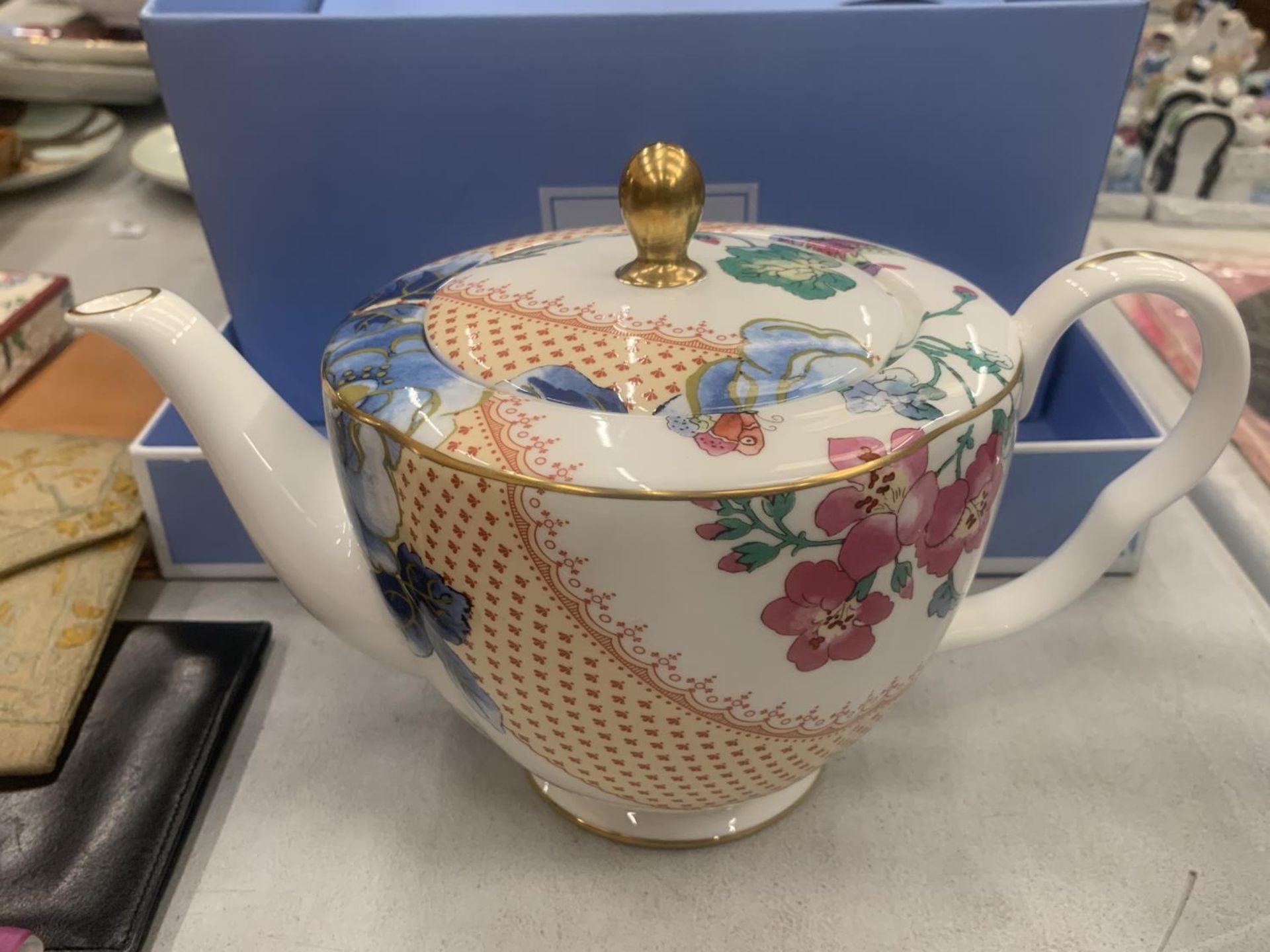 A BOXED WEDGWOOD TEAPOT BUTTERFLY BLOOM - Image 2 of 4