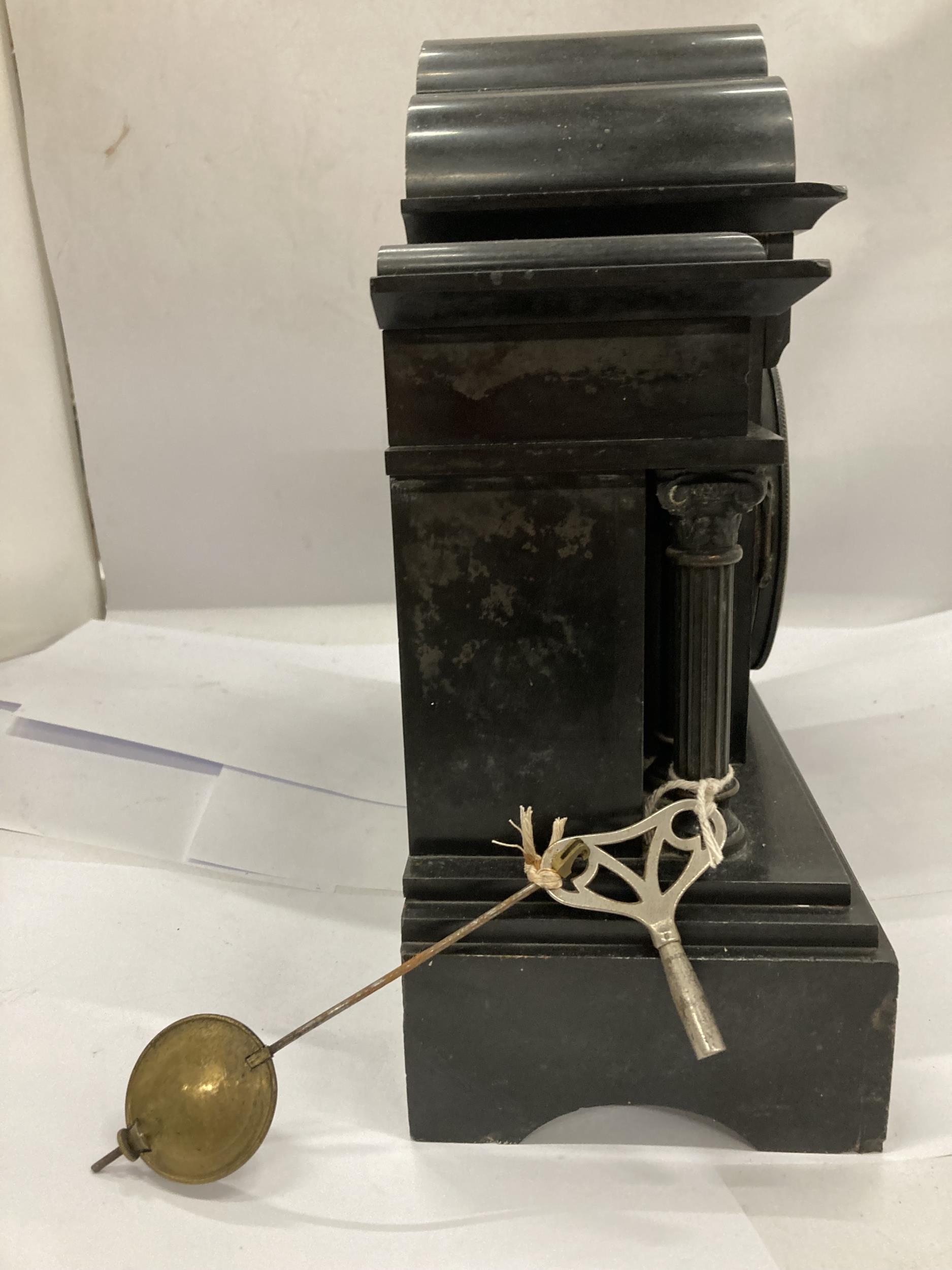 A VICTORIAN SLATE CHIMING MANTLE CLOCK WITH PENDULUM AND KEY - Image 5 of 7