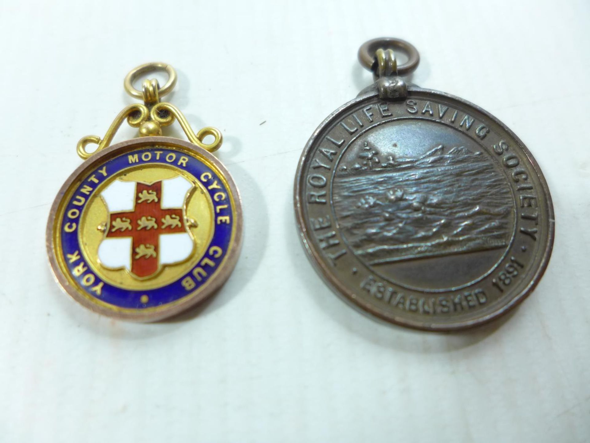 A 9CT ENAMEL AND GOLD YORK COUNTY MOTOR CYCLE CLUB MEDAL AWARDED TO G HEMINGWAY, THE REVERSE