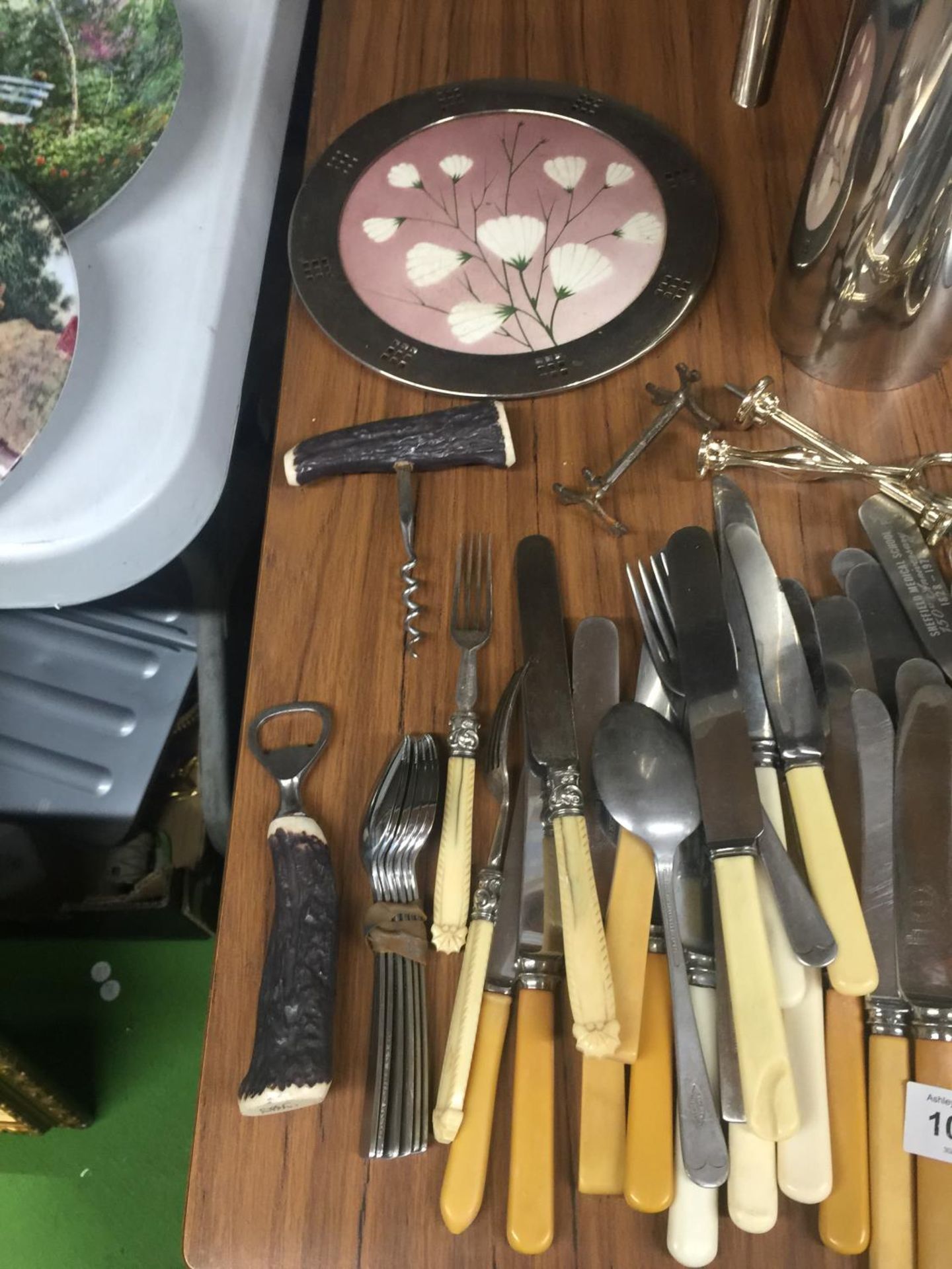 A QUANTITY OF VINTAGE FLATWARE, CORKSCREWS, STAINLESS STEEL MILK JUG, ETC - Bild 2 aus 3