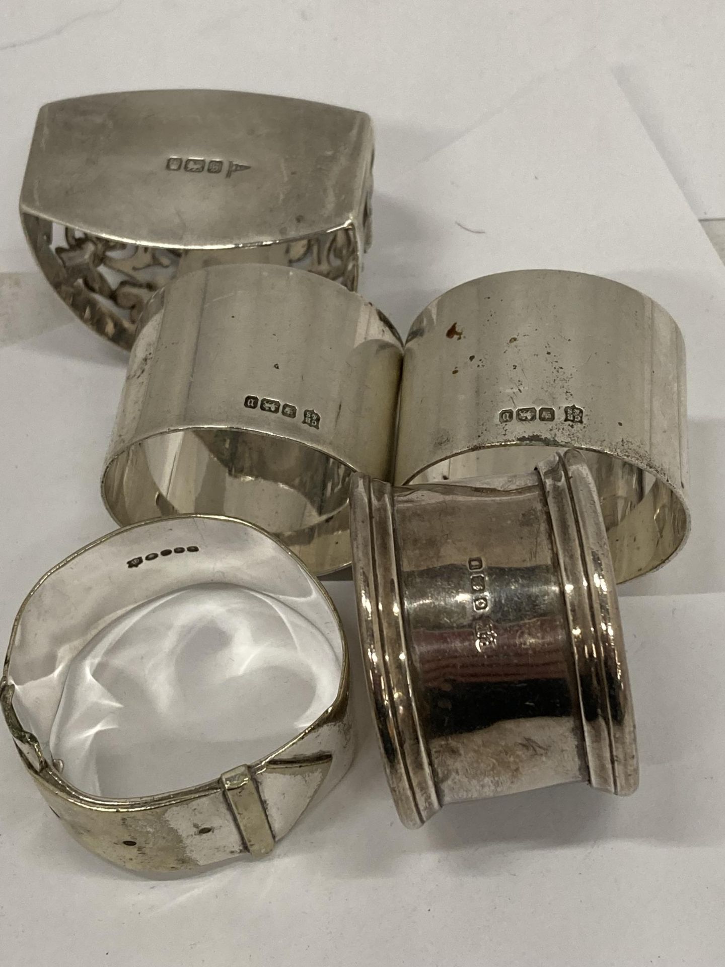 A COLLECTION OF FIVE HALLMARKED SILVER NAPKIN RINGS TO INCLUDE BUCKLE DESIGN EXAMPLE ETC - Image 2 of 4