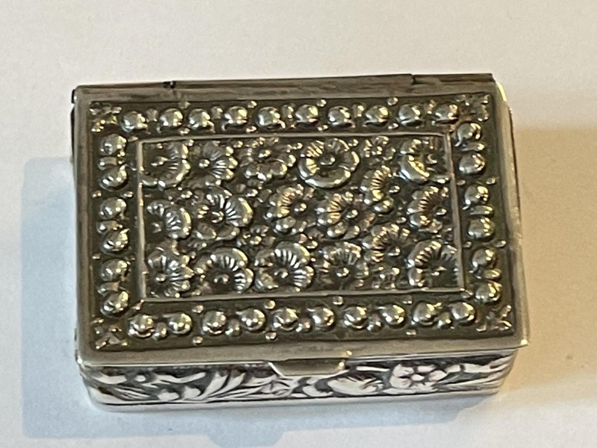 A SILVER RECTANGULAR PILL BOX - Image 2 of 4