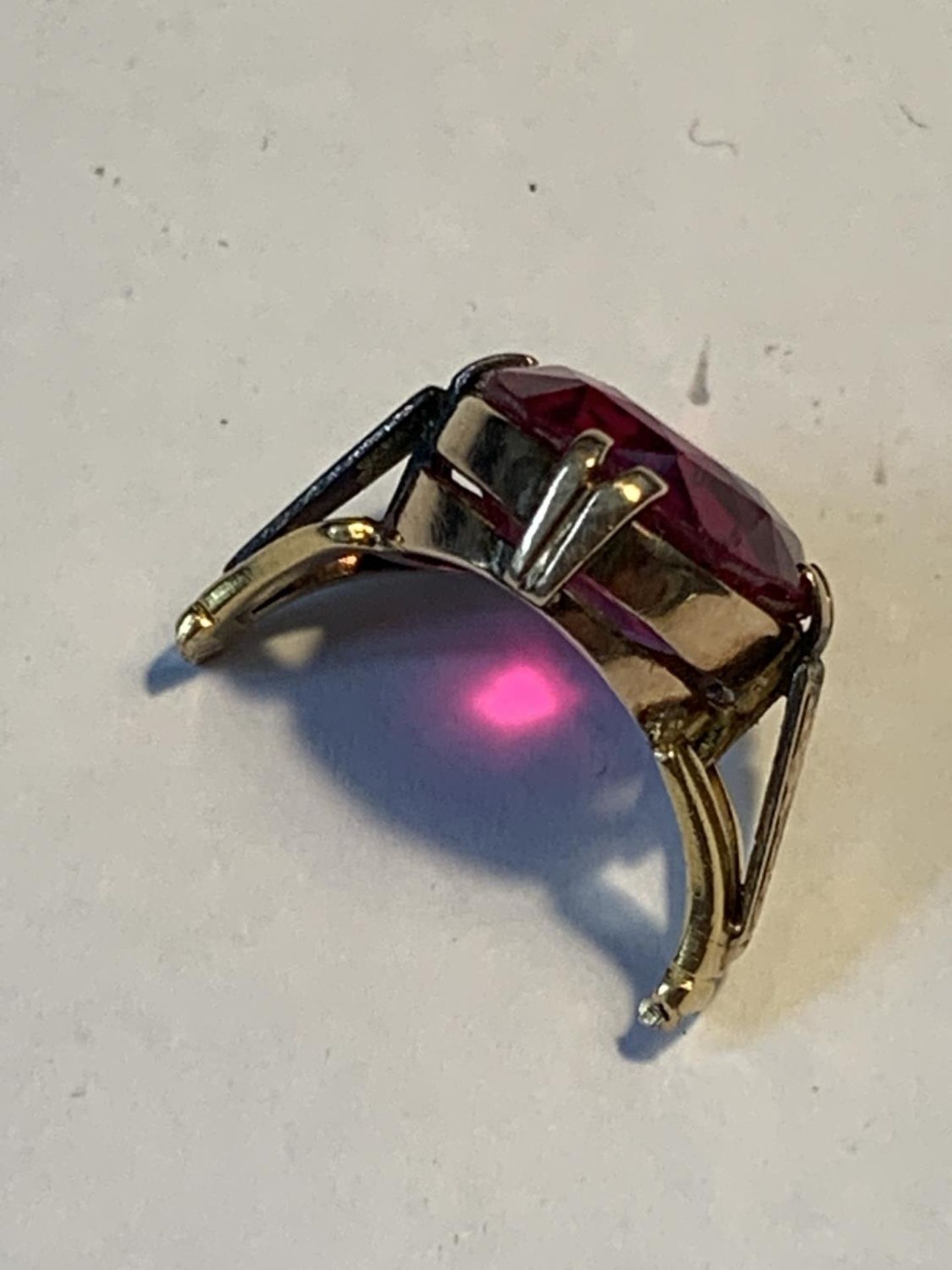 A TESTED TO 9 CARAT GOLD PART RING WITH RED STONE - Image 2 of 2