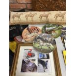 A MIXED LOT TO INCLUDE HORSE RACING CUSHION, PLATES, FRAMED DOG PICTURE ETC