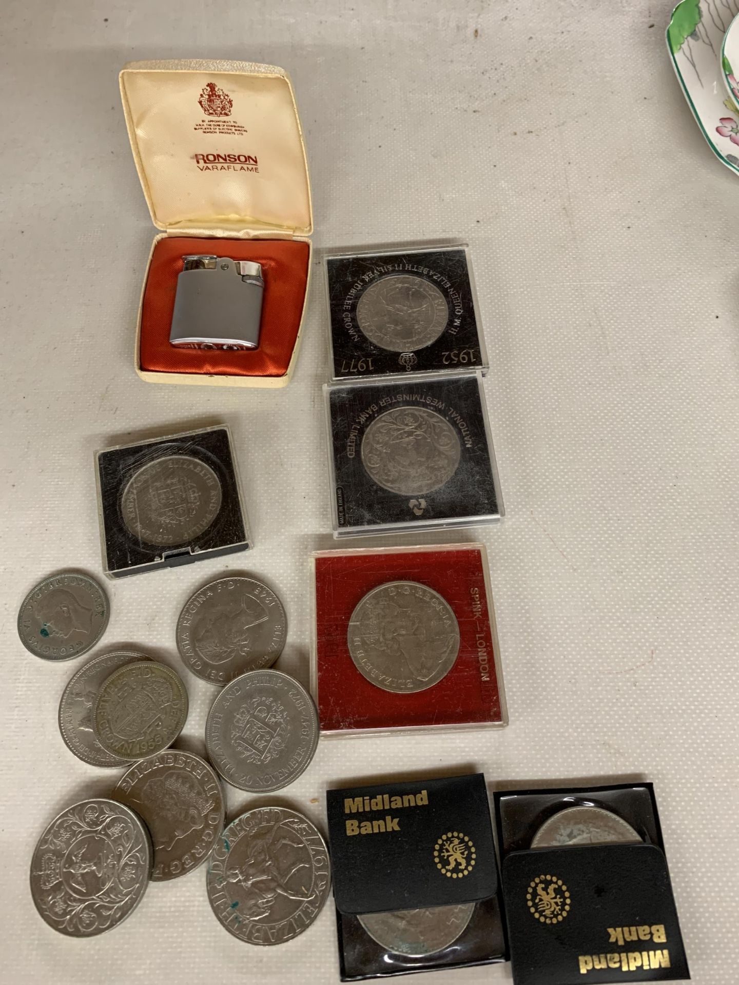 AN ASSORTMENT OF COLLECTABLE COINS TO INCLUDE CASED EXAMPLES COMMEMORATING QUEEN ELIZABETH ETC