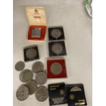 AN ASSORTMENT OF COLLECTABLE COINS TO INCLUDE CASED EXAMPLES COMMEMORATING QUEEN ELIZABETH ETC