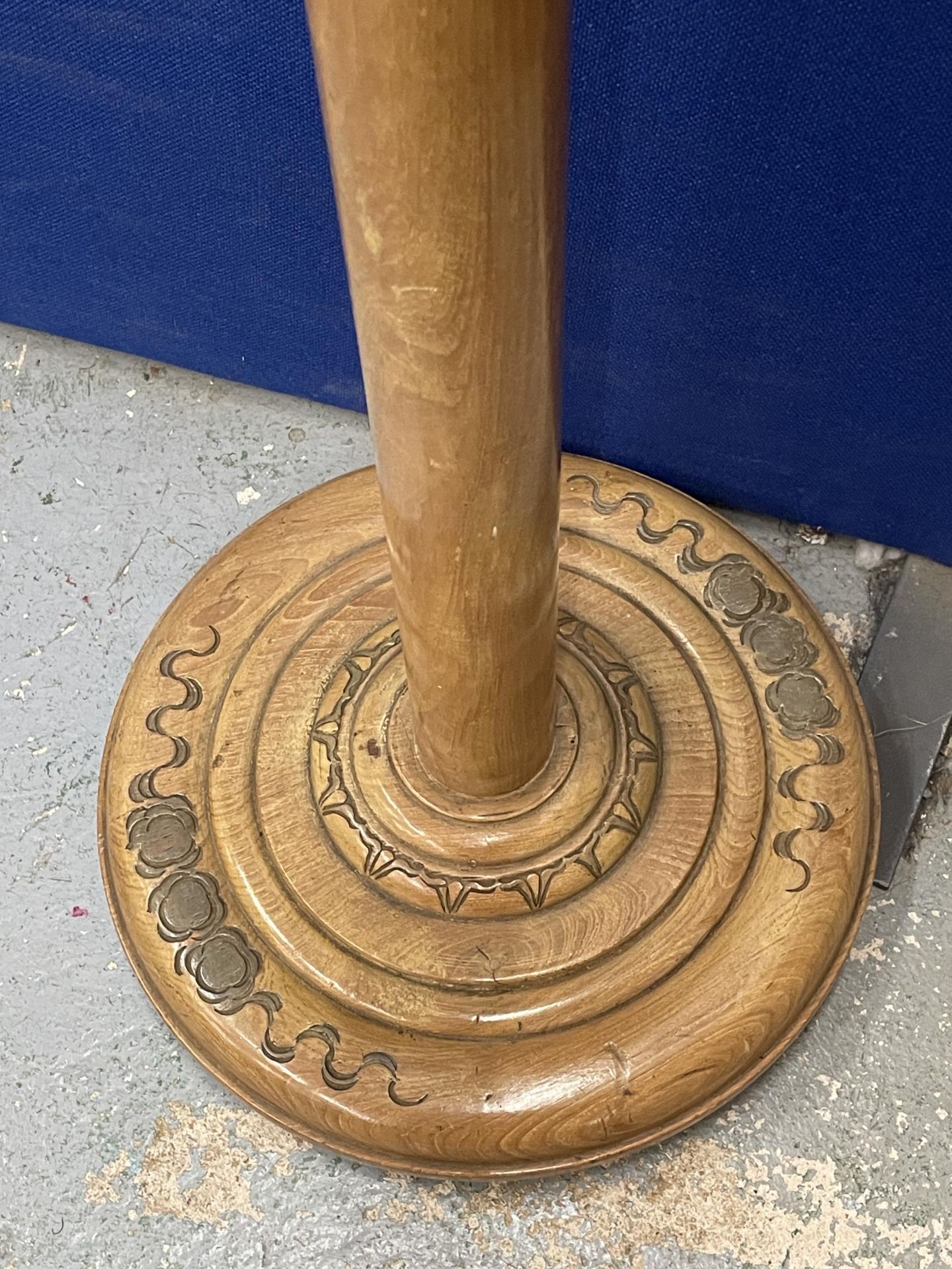A CARVED WOODEN ORIENTAL STANDARD LAMP - Image 3 of 4