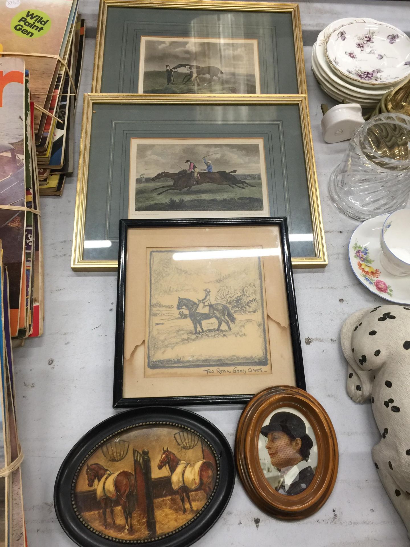 A MIXED LOT OF FRAMED ENGRAVINGS TO INCLUDE PAIR OF HORSE / HUNTING SCENES ETC