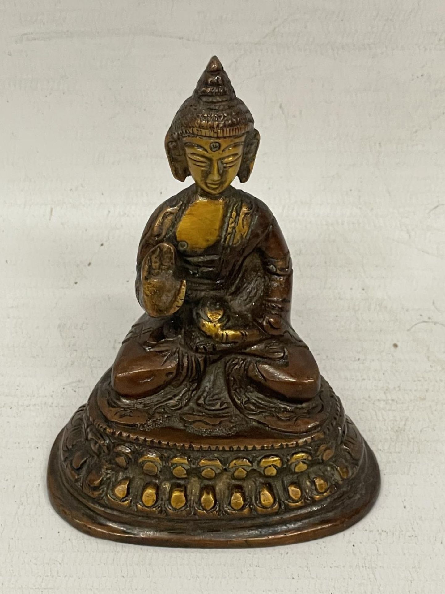 AN ORIENTAL BRONZE MODEL OF A SEATED BUDDHA