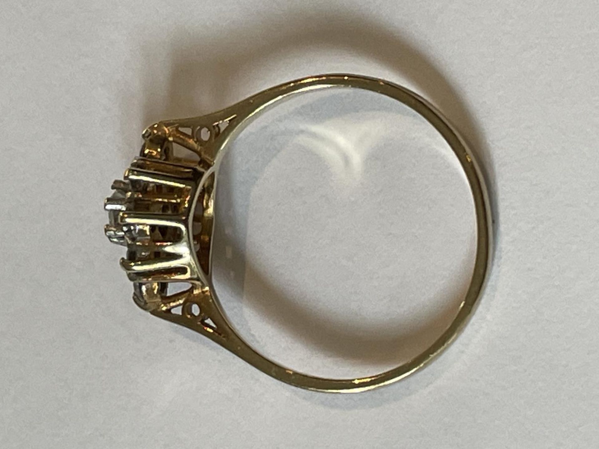 A 9 CARAT GOLD RING WITH NINE CUBIC ZIRCONIAS IN A DIAMOND PATTERN SIZE P - Image 3 of 3
