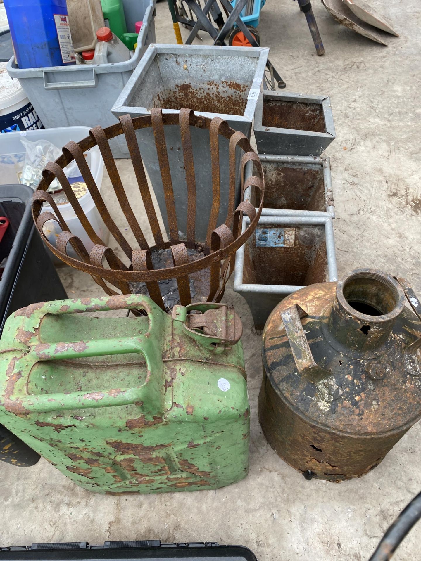 AN ASSORTMENT OF ITEMS TO INCLUDE PLANTERS, A JERRY CAN AND A FIRE PIT ETC - Bild 2 aus 3